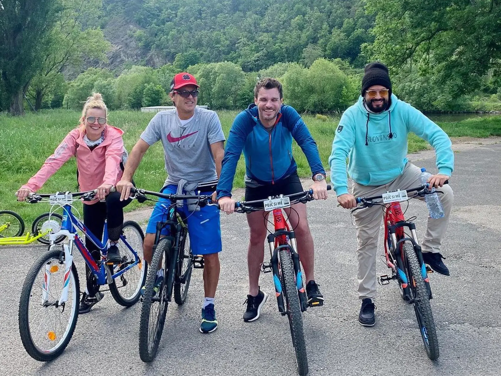 Porotcovia zo Superstar na bicykloch