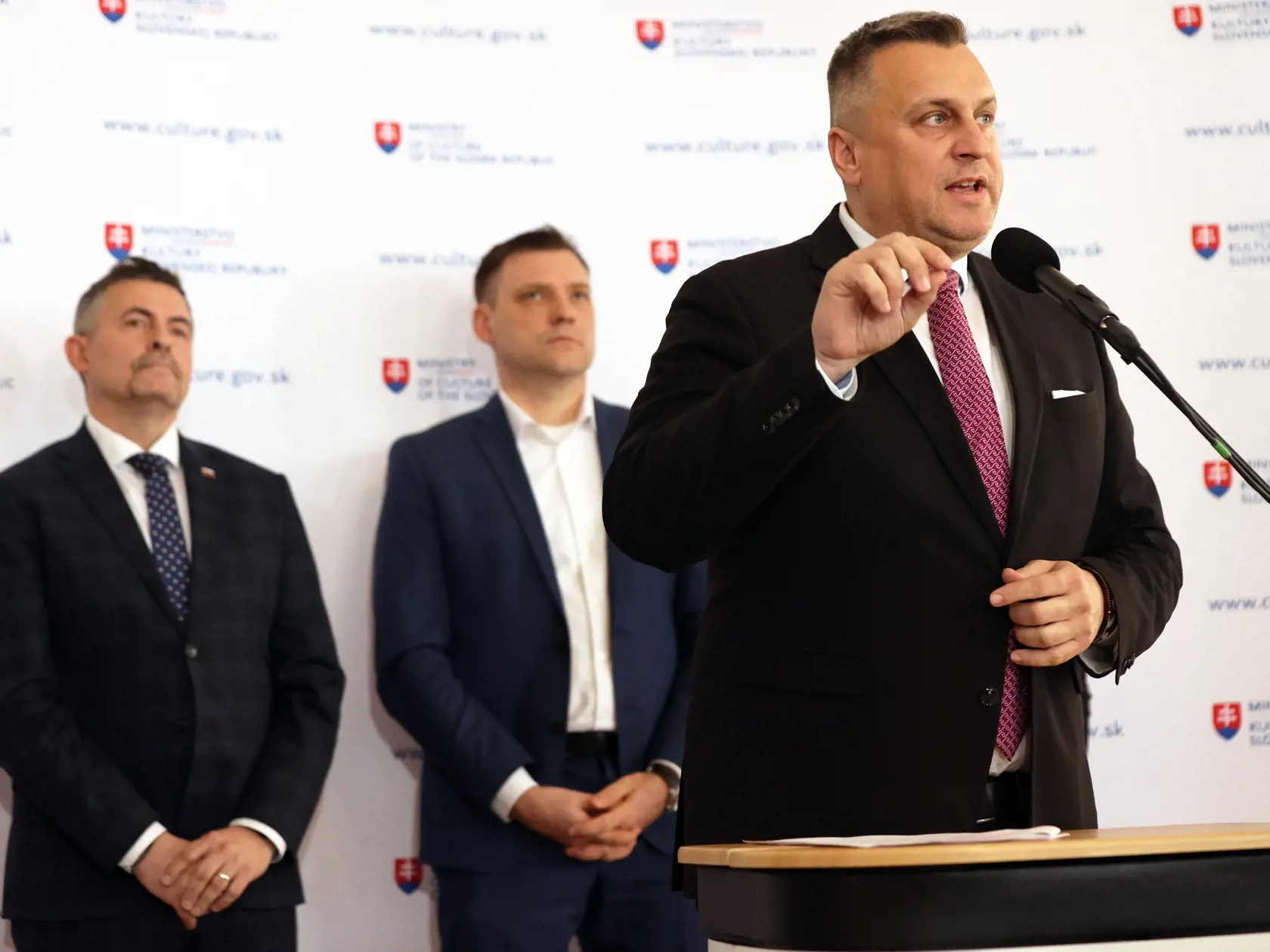 Na snímke sú Martina Šimkovičová, Andrej Danko, Tomáš Tataba a Lukáš Machala-generálny tajomník služobného úradu MKSR.
