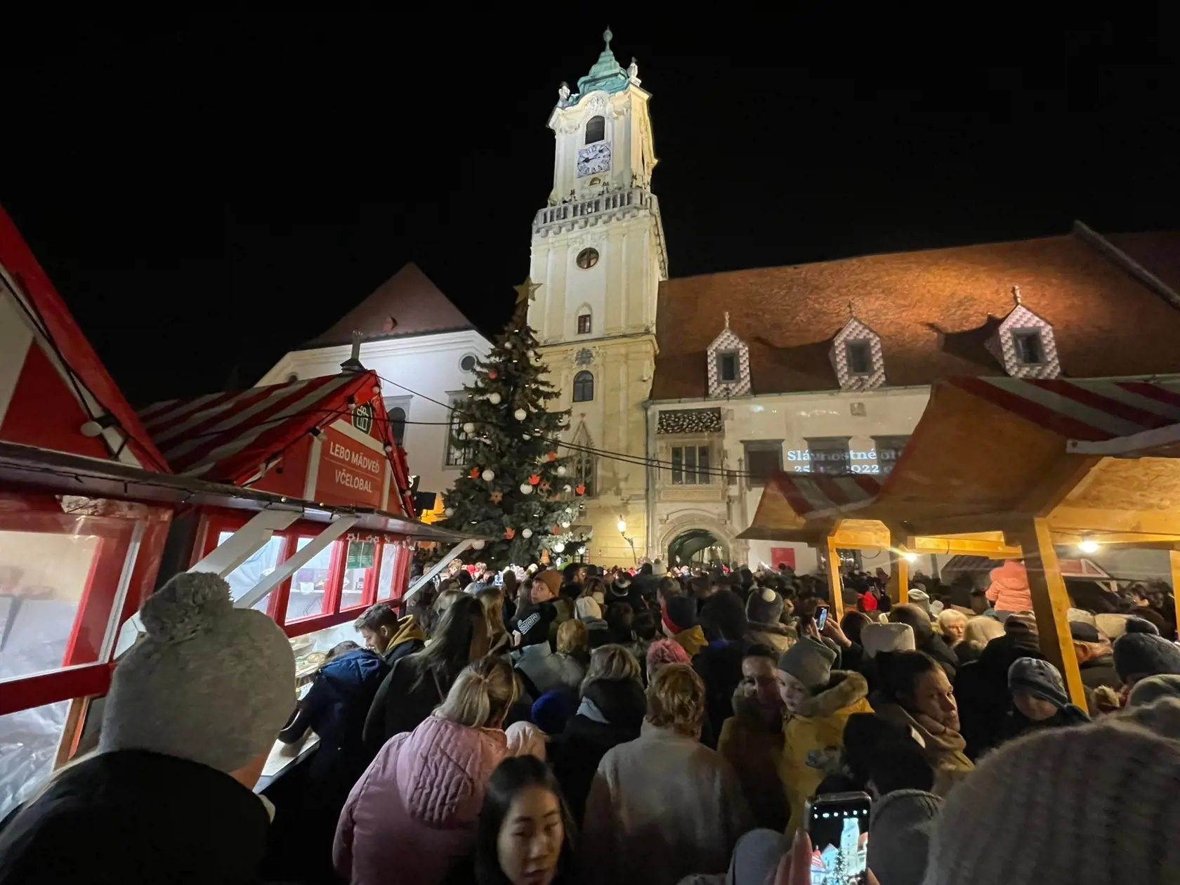 Atmosféra na vianočných trhoch a tohtoročné ceny: Za zemiakovú placku zaplatíte 4,5 eur.