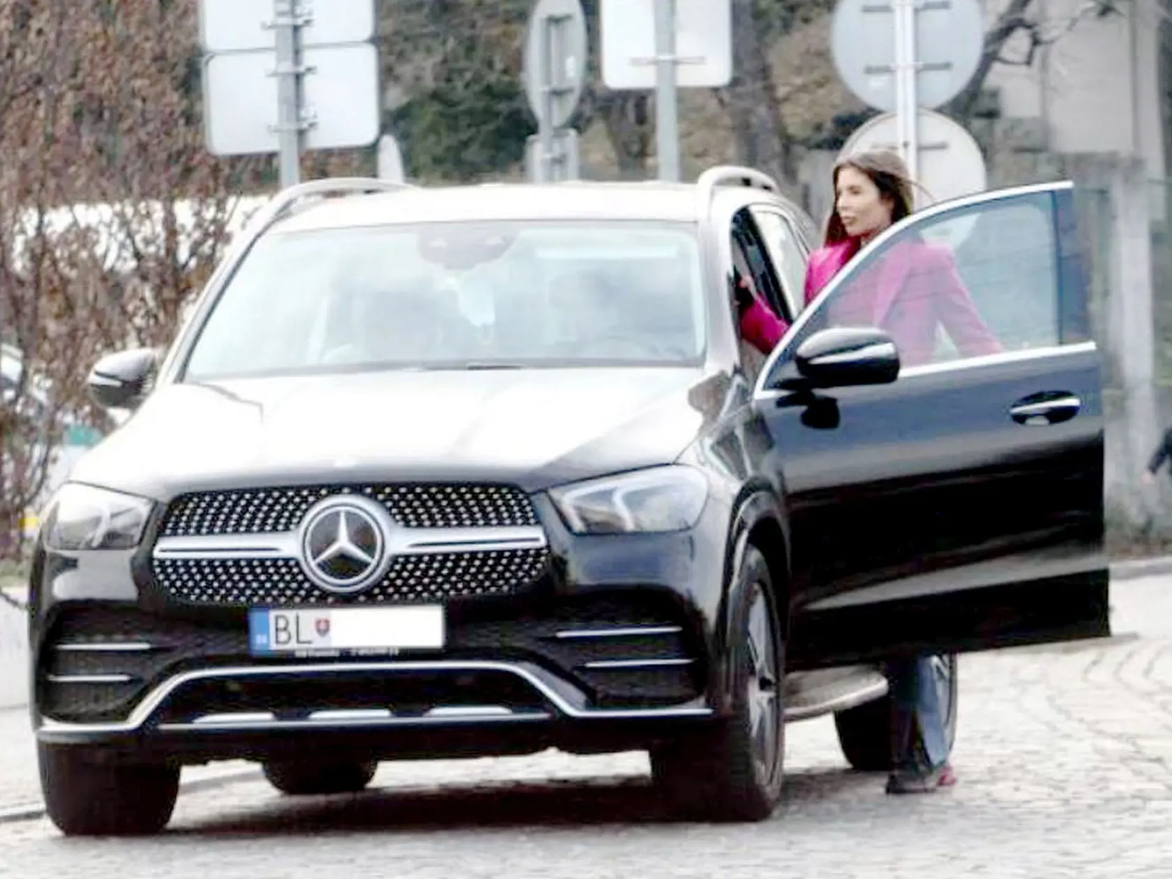 NOVÁ VILA A LUXUSNÉ AUTO
Podľa katastra vlastní Kudriová dom bez hypotéky. Vozí sa na Mercedese Benz GLE 300 d, ktorého cena
sa pohybuje od 75-tisíc eur. 