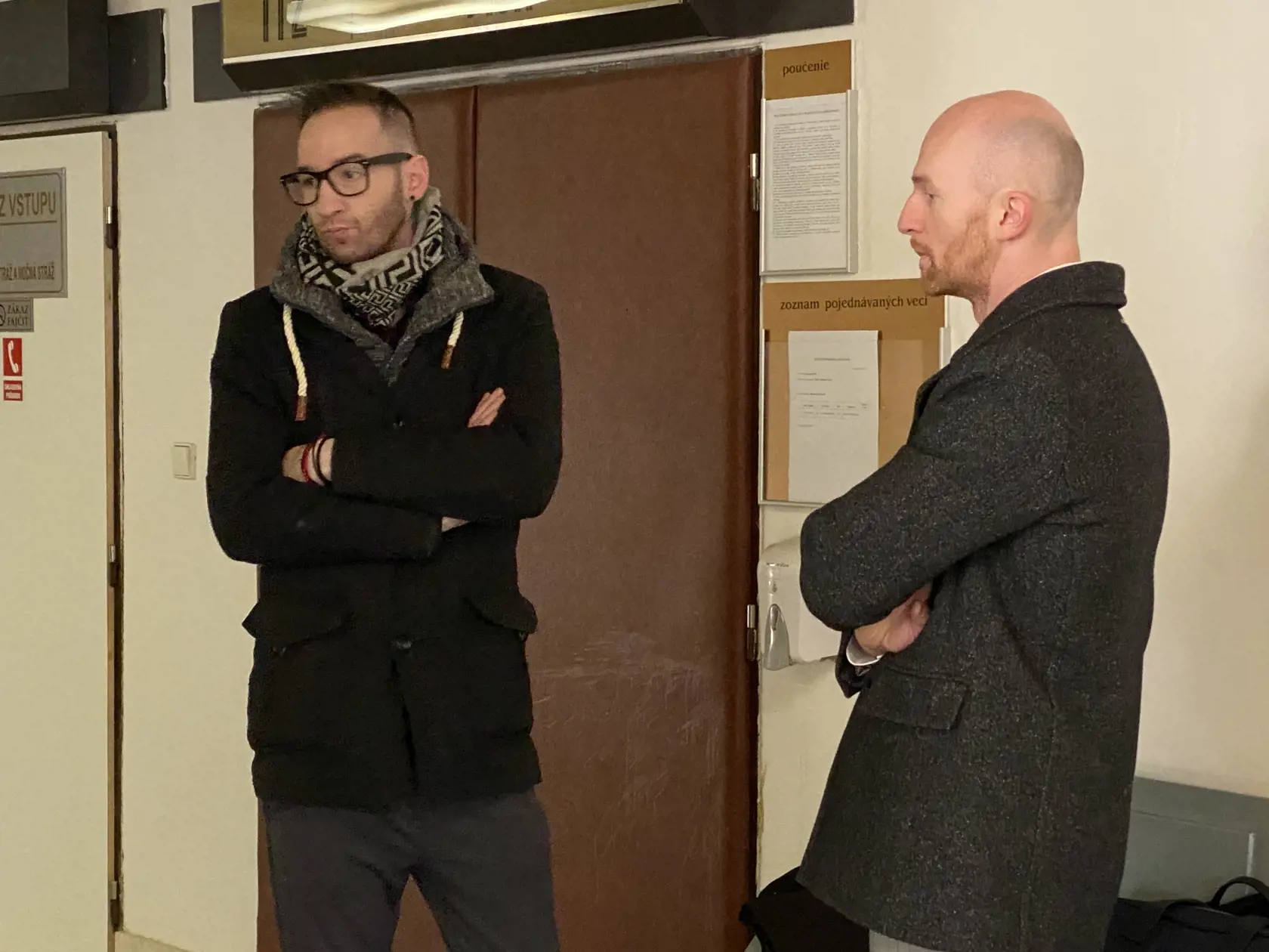 Martin Durkáč (vľavo) na prešovskom okresnom súde pred pojednávacou miestnosťou so svojim obhajcom.