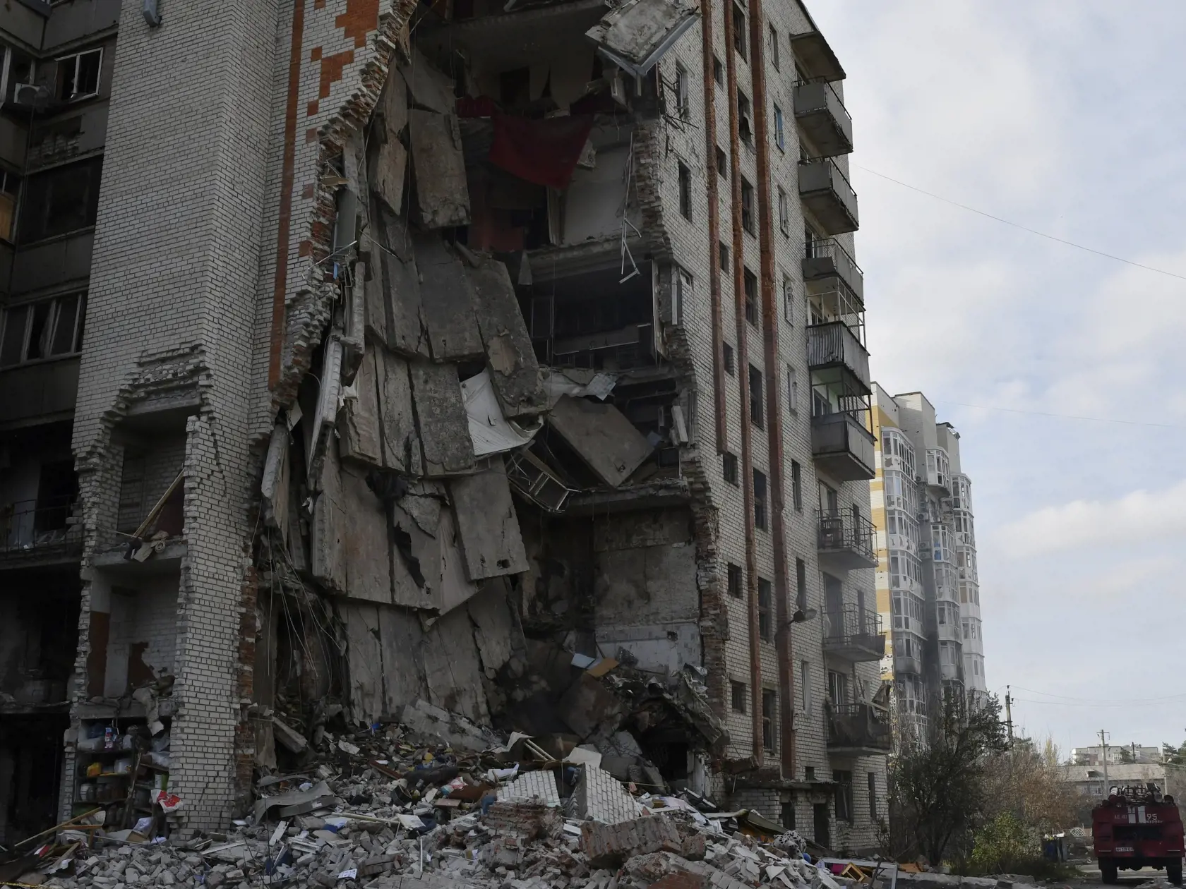 Hasiči zasahujú na mieste zničenej obytnej budovy po ruskom ostreľovaní v oslobodenom meste Lyman, v Doneckej oblasti na východe Ukrajiny 7. novembra 2022.