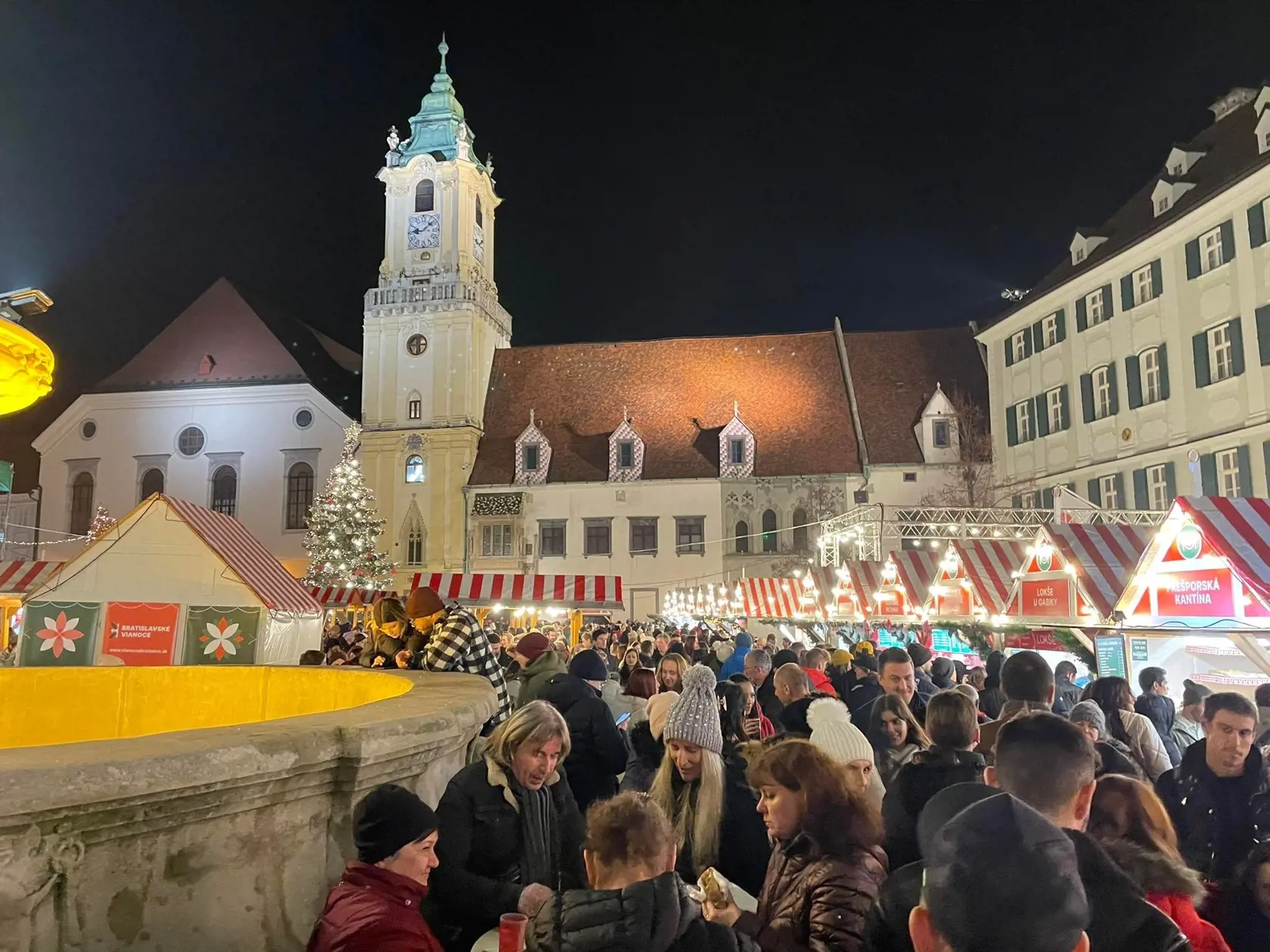Námestie v hlavnom meste zaplnili davy ľudí.