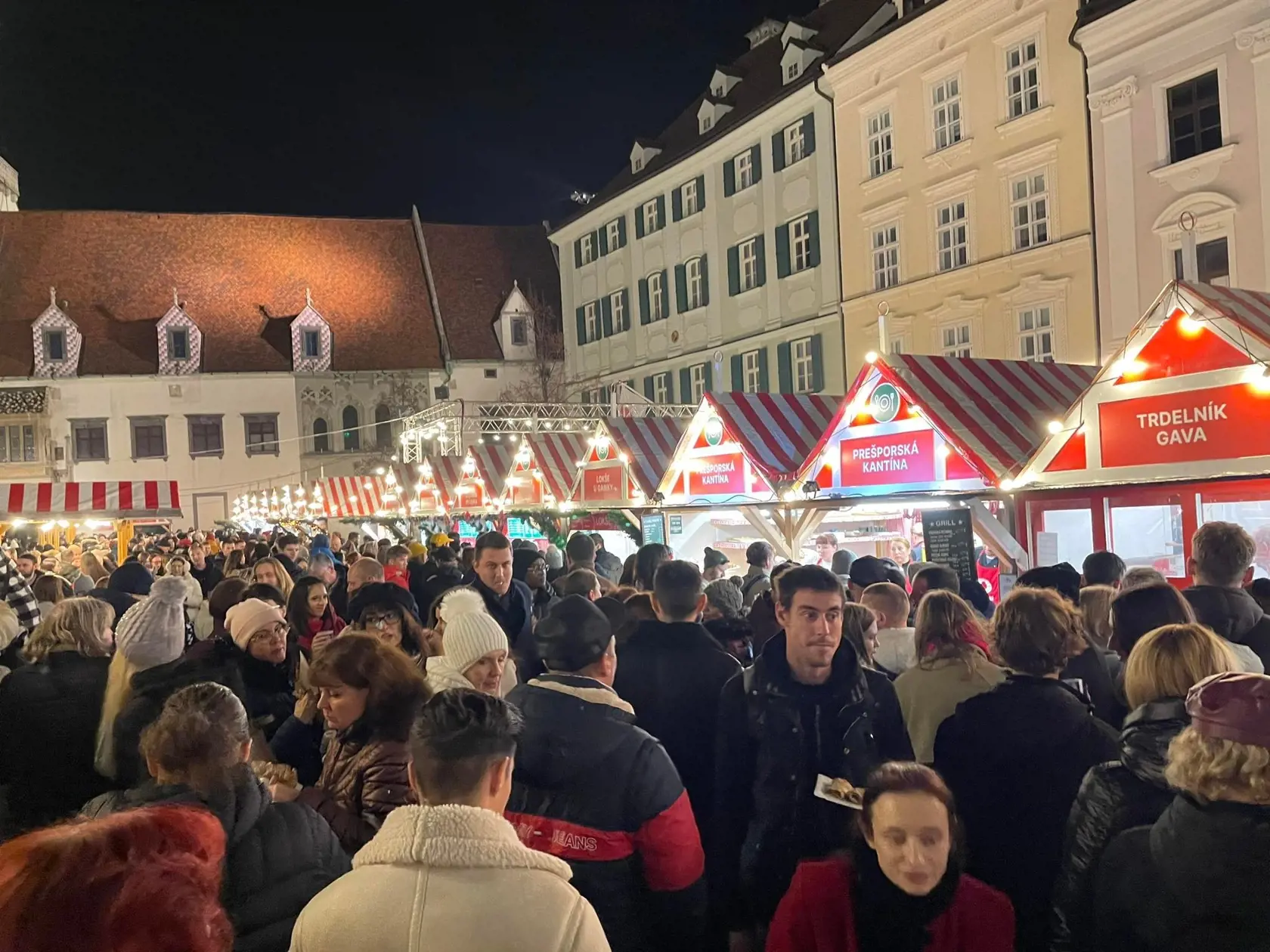 V stánku s punčom zaplatíte 2.5€ za 2 deci nápoja.