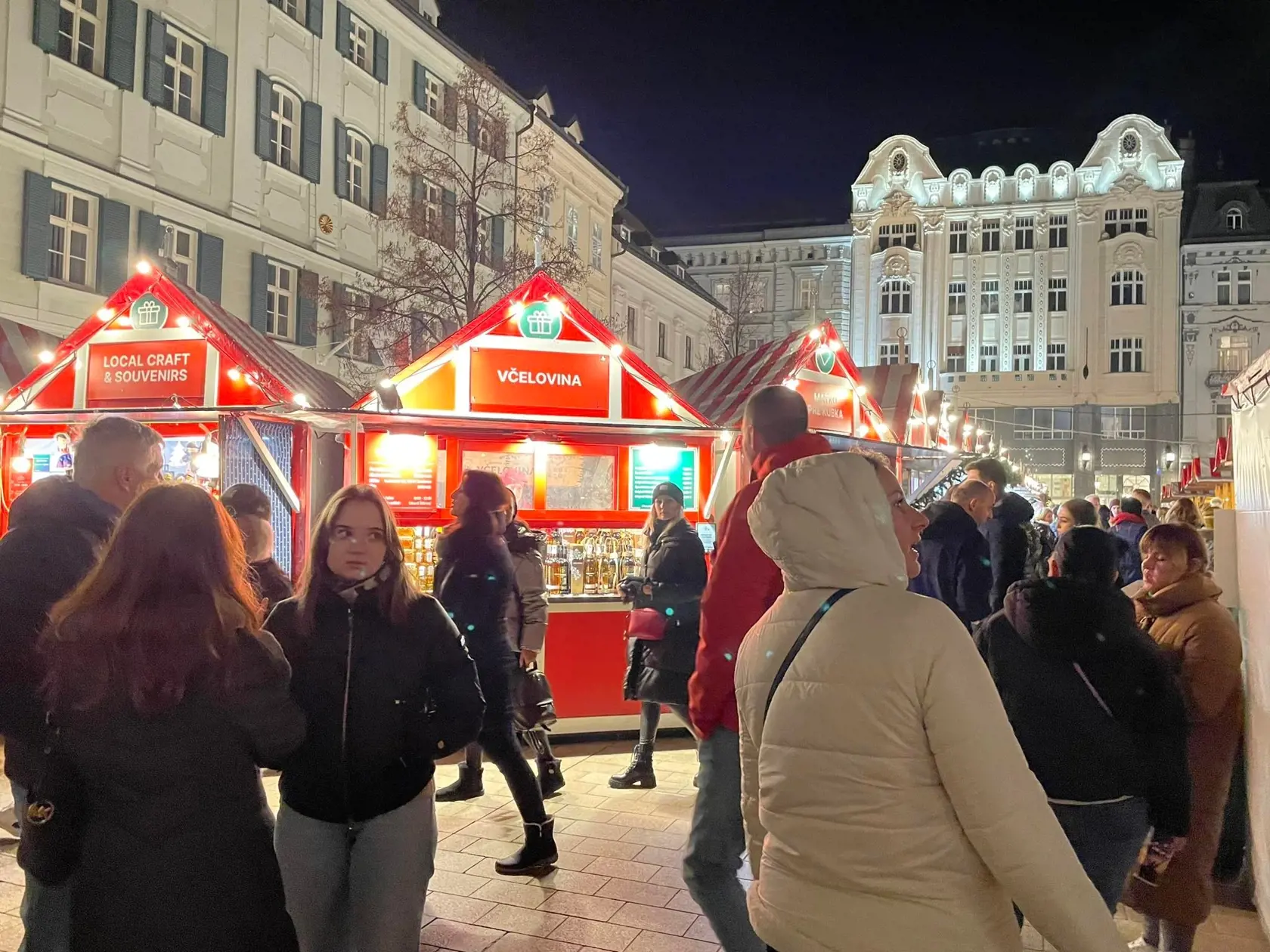 Šoféri si na trhoch môžu kúpiť teplý ovocný čaj za 2€.