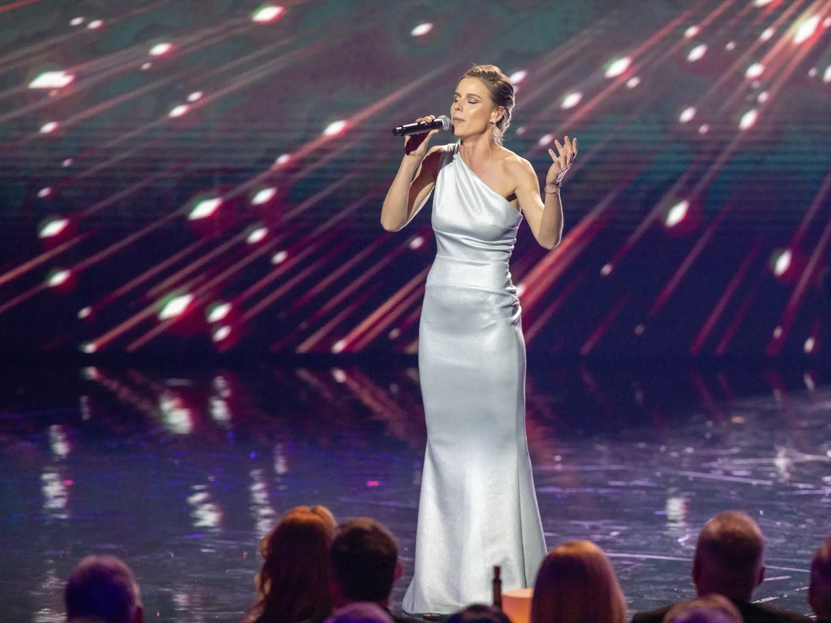 Na snímke je televízny prenos 26.ročníka Krištáľového krídla 2023 z novej budovy SND.
Speváčka Nela Pocisková