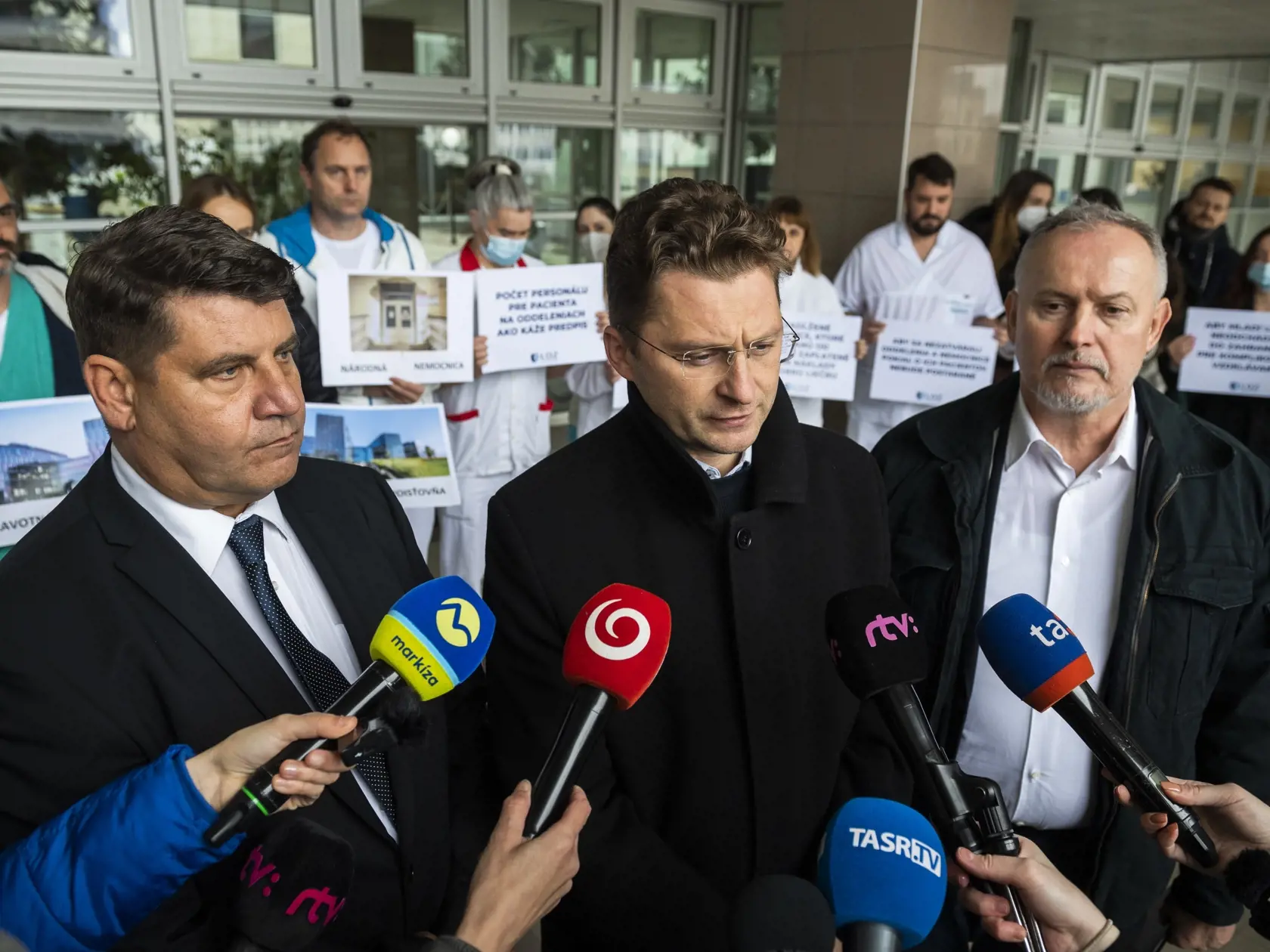 Na snímke sprava predseda Základnej odborovej organizácie Lekárskeho odborového združenia (LOZ) v Detskom kardiocentre – NÚSCH, a.s., Bratislava Ján Sýkora, predseda Lekárskeho odborového združenia (LOZ) Peter Visolajský a podpredseda LOZ UNB Kramáre Zoltán Jány počas tlačovej konferencie: Reakcia LOZ na stredajšiu ponuku Igora Matoviča v Bratislave 24. novembra 2022. FOTO TASR - Jaroslav Novák