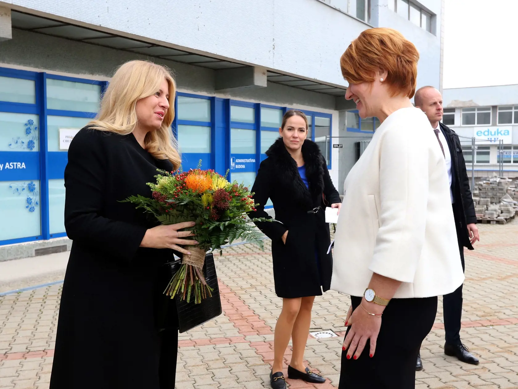 Prezidentka SR Zuzana Čaputová navštívila dnes (13. októbra 2022) Banskú Bystricu, kde sa zaujímala najmä o aktuálnu situáciu v zdravotníctve. V Rooseveltovej nemocnici sa stretla s jej vedením a lekármi, ktorí podali výpovede. Na snímke zľava prezidentka SR Zuzana Čaputová a generálna riaditeľka Fakultnej nemocnice s poliklinikou F. D. Roosevelta Banská Bystrica Miriam Lapuníková pred Rooseveltovou nemocnicou v Banskej Bystrici 13. októbra 2022. FOTO TASR - Ján Krošlák

