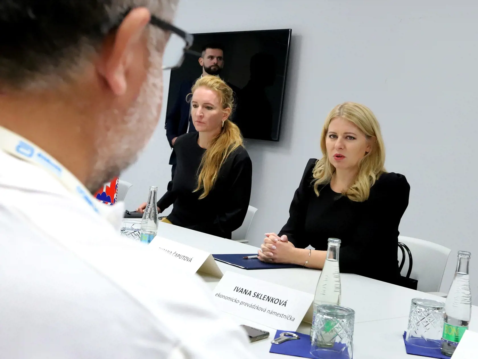 Prezidentka SR Zuzana Čaputová navštívila dnes (13. októbra 2022) Banskú Bystricu, kde sa zaujímala najmä o aktuálnu situáciu v zdravotníctve. V Rooseveltovej nemocnici sa stretla s jej vedením a lekármi, ktorí podali výpovede. Na snímke prvá sprava prezidentka SR Zuzana Čaputová počas stretnutia s vedením nemocnice v Rooseveltovej nemocnici v Banskej Bystrici 13. októbra 2022. FOTO TASR - Ján Krošlák


