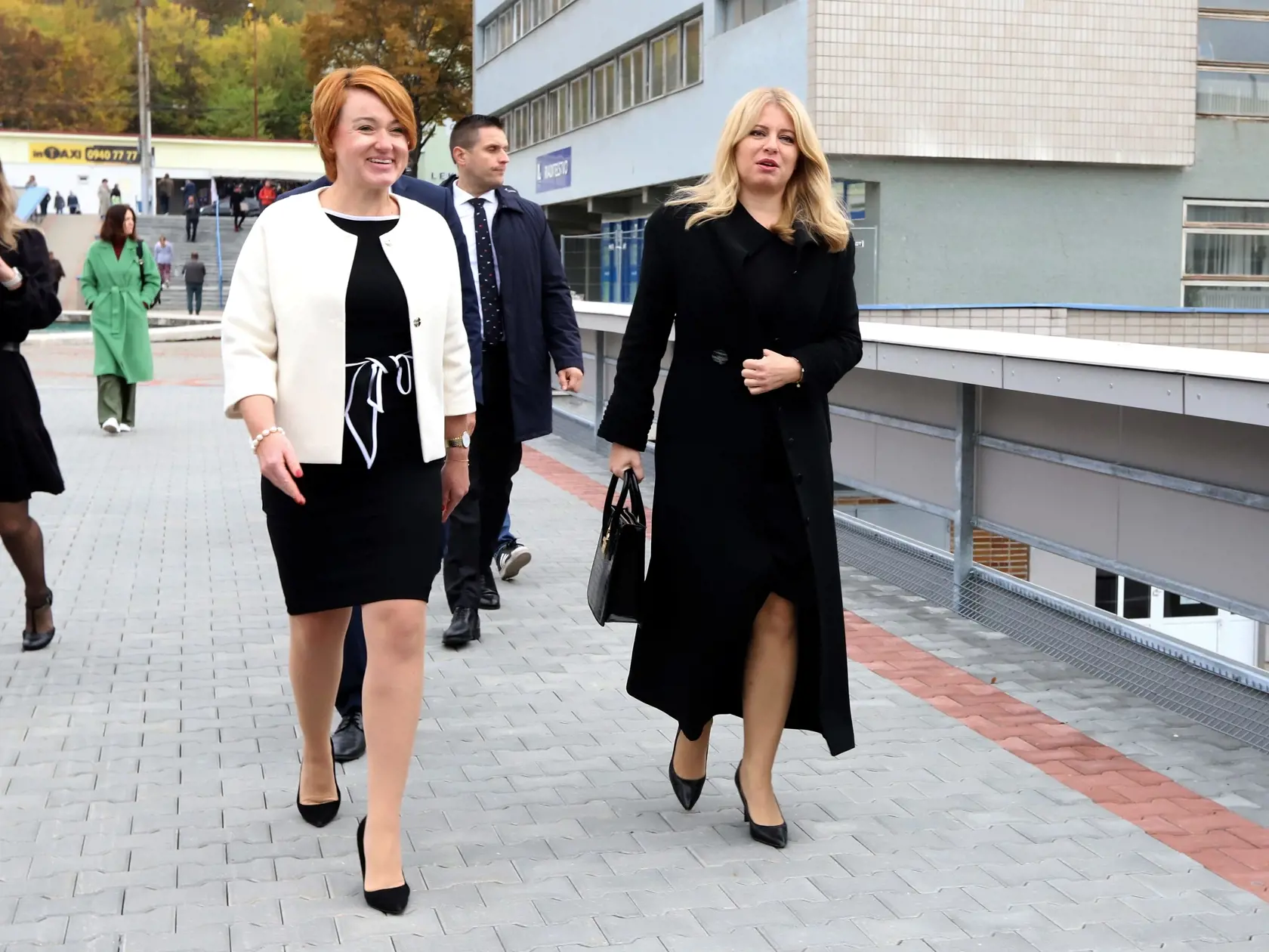 Prezidentka SR Zuzana Čaputová navštívila dnes (13. októbra 2022) Banskú Bystricu, kde sa zaujímala najmä o aktuálnu situáciu v zdravotníctve. V Rooseveltovej nemocnici sa stretla s jej vedením a lekármi, ktorí podali výpovede. Na snímke v popredí sprava prezidentka SR Zuzana Čaputová a generálna riaditeľka Fakultnej nemocnice s poliklinikou F. D. Roosevelta Banská Bystrica Miriam Lapuníková pred Rooseveltovou nemocnicou v Banskej Bystrici 13. októbra 2022. FOTO TASR - Ján Krošlák

