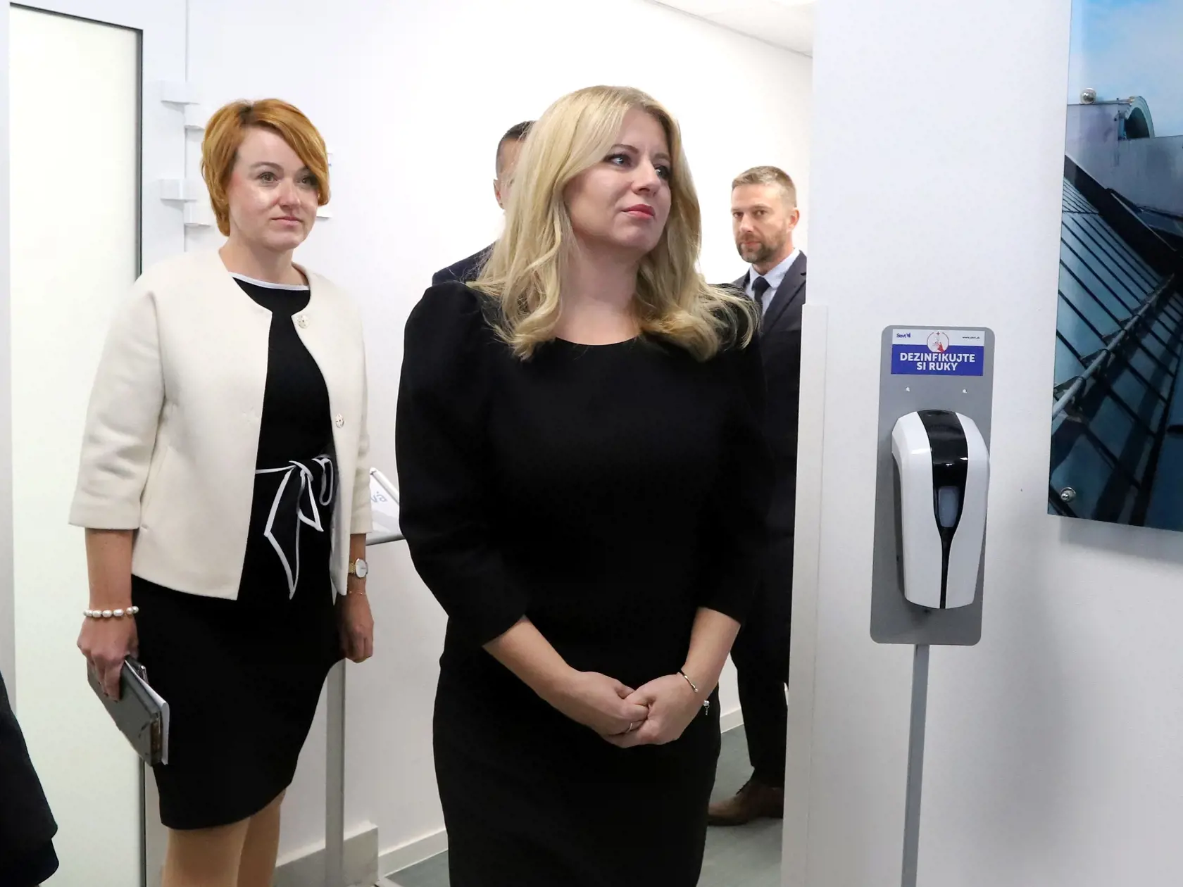 Prezidentka SR Zuzana Čaputová navštívila dnes (13. októbra 2022) Banskú Bystricu, kde sa zaujímala najmä o aktuálnu situáciu v zdravotníctve. V Rooseveltovej nemocnici sa stretla s jej vedením a lekármi, ktorí podali výpovede. Na snímke v popredí sprava prezidentka SR Zuzana Čaputová a generálna riaditeľka Fakultnej nemocnice s poliklinikou F. D. Roosevelta Banská Bystrica Miriam Lapuníková v Rooseveltovej nemocnici v Banskej Bystrici 13. októbra 2022. FOTO TASR - Ján Krošlák

