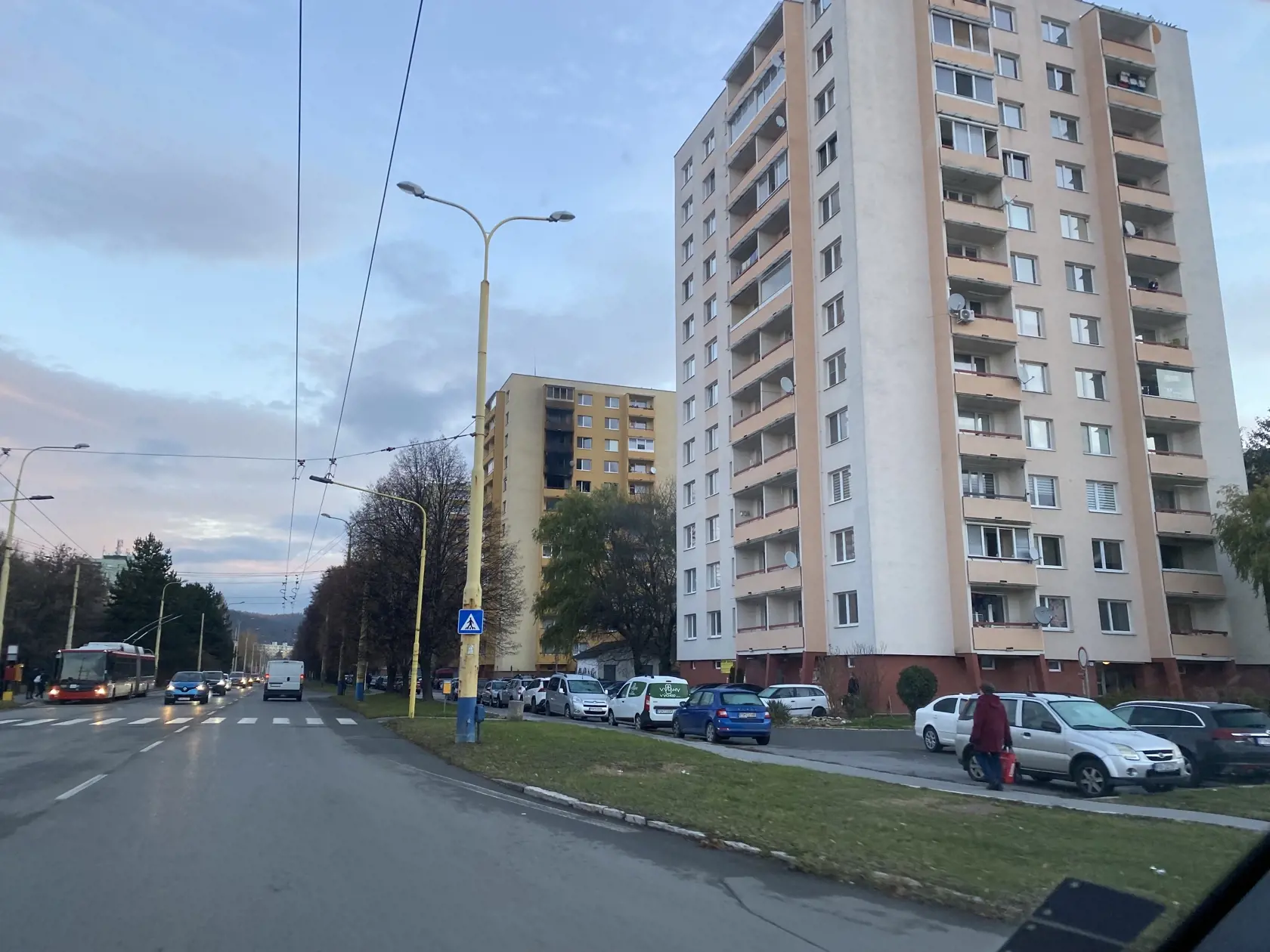 Obyvatelia najvyšších poschodí v blízkosti ohniska požiaru, museli čakať na záchranu vo svojich bytoch resp. na balkónoch.
