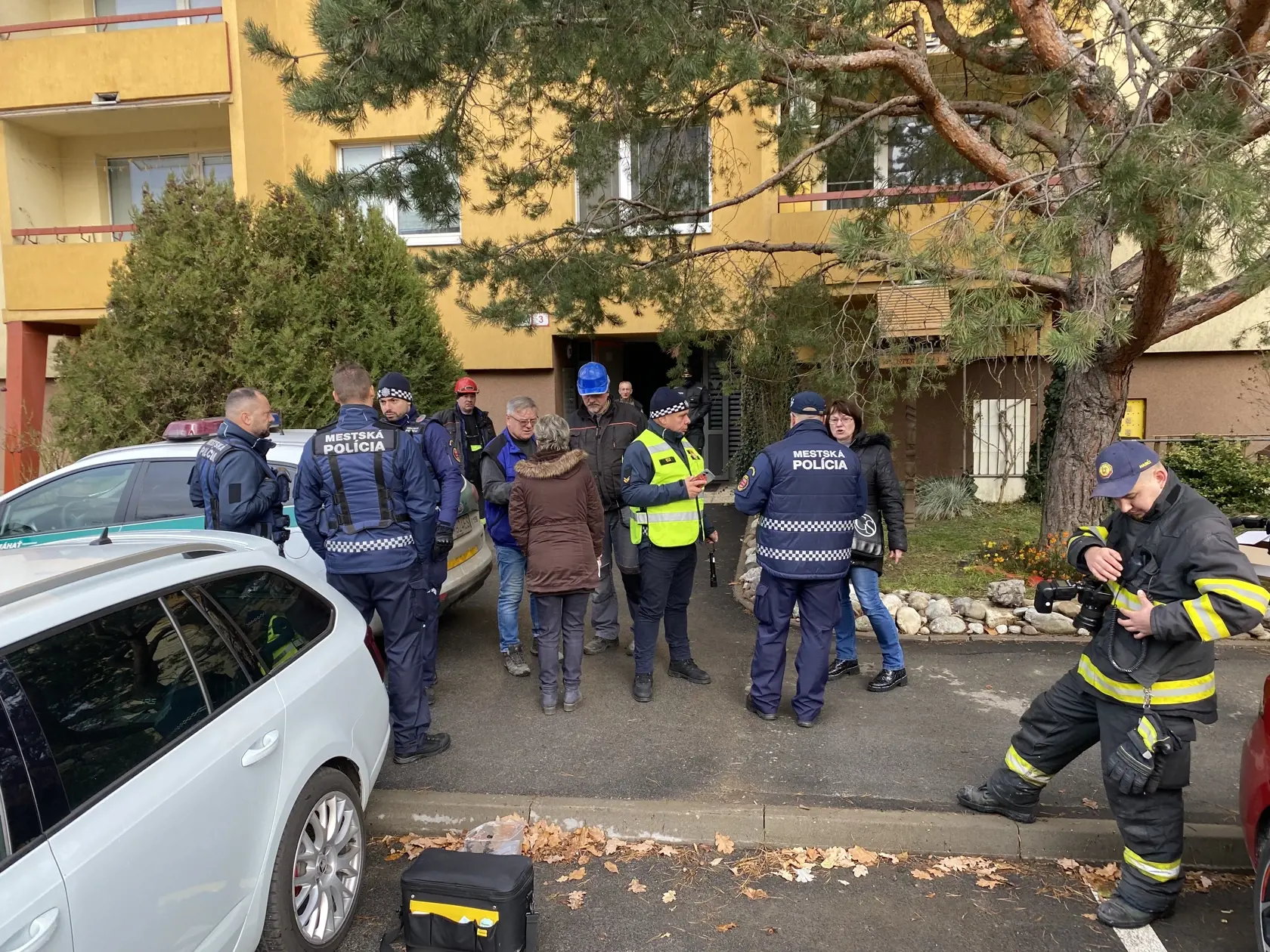 Nájomníci si prišli zobrať svoje najpotrebnejšie osobné veci. Následne museli byty opustiť.