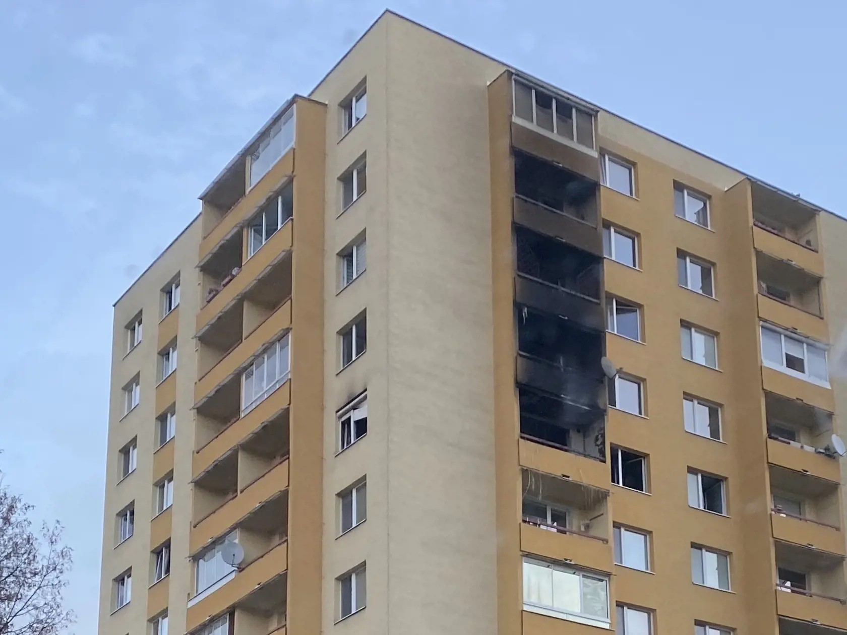 Požiar vypukol na ôsmom pochodí bytovky na Prostějovskej ulici.