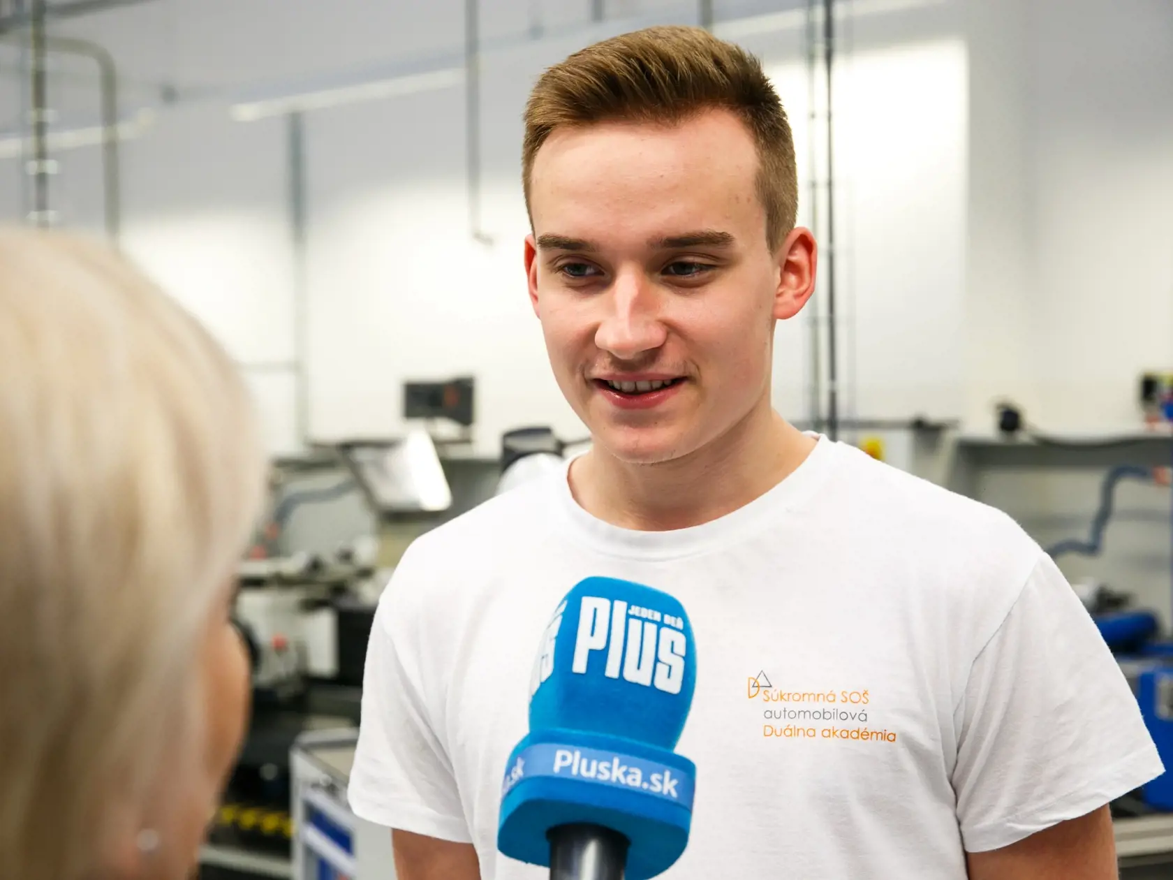 Michala si Duálna akadémia veľmi baví, čo sa naučí teoreticky, to si hneď aj vyskúša v praxi. „Dobré je aj prospechové štipendium,“ pochvaľuje si.