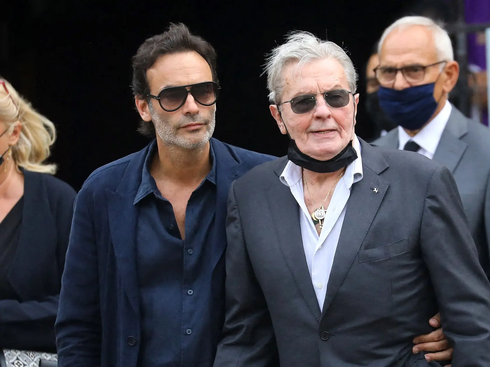 Alain Delon na pohrebe svojho priateľa Jeana-Paula Belmonda.