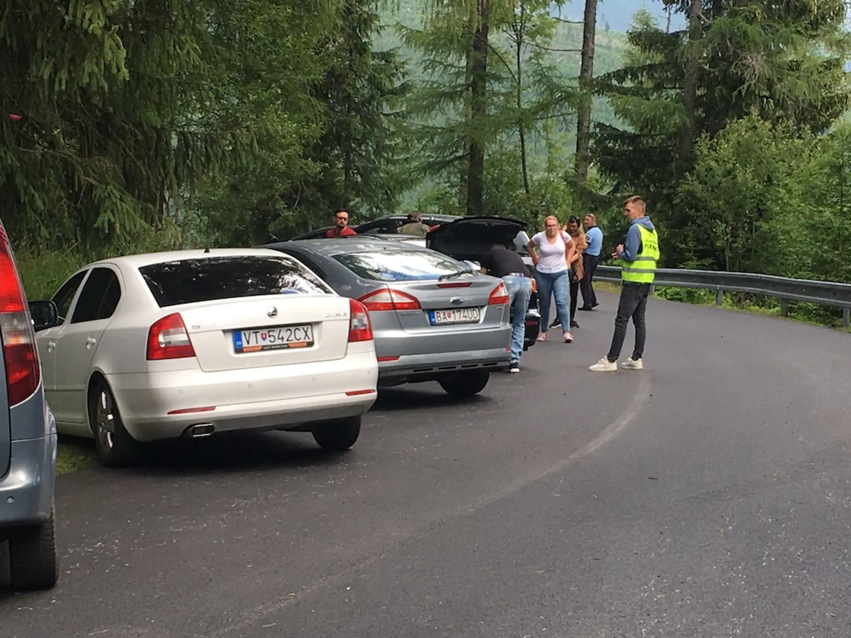 Mestskí policajti na Štrbskom plese odkláňali vodičov áut.