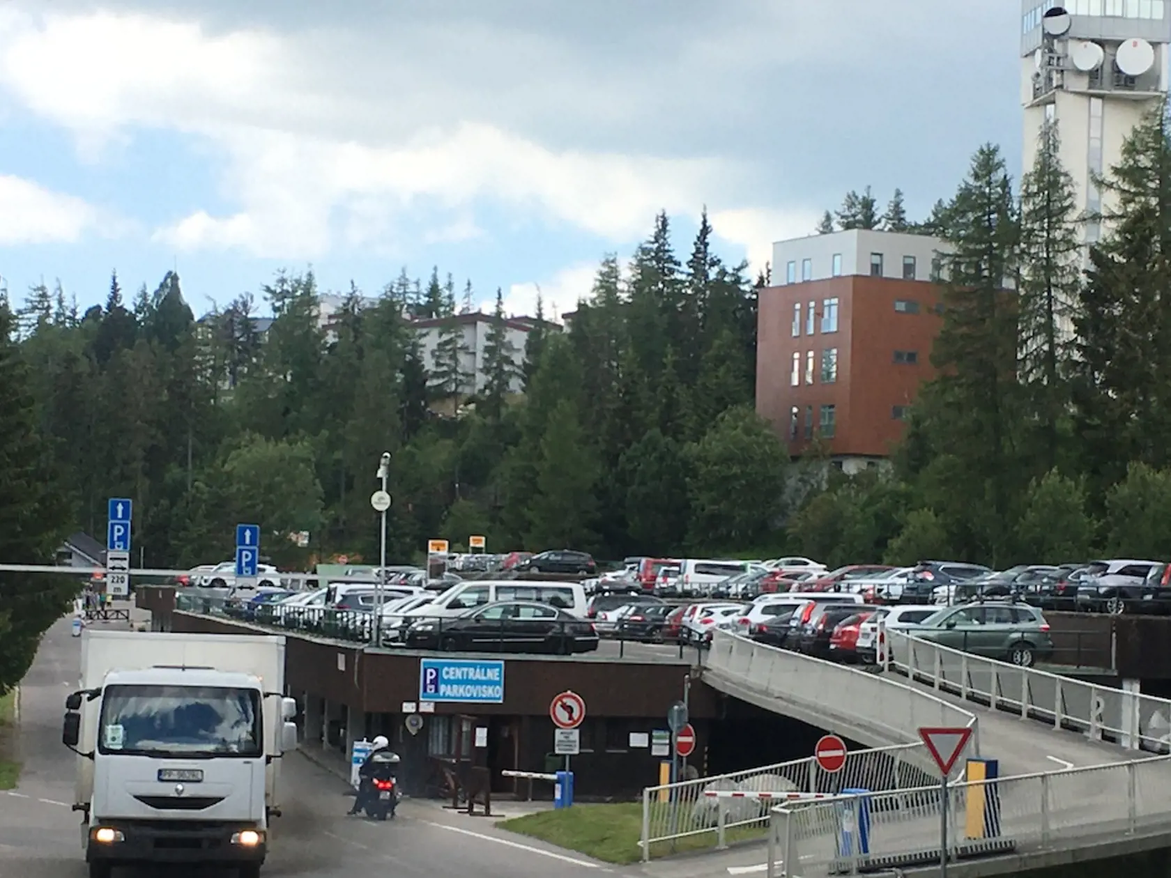 Zaplnené parkovisko na Štrbskom Plese.