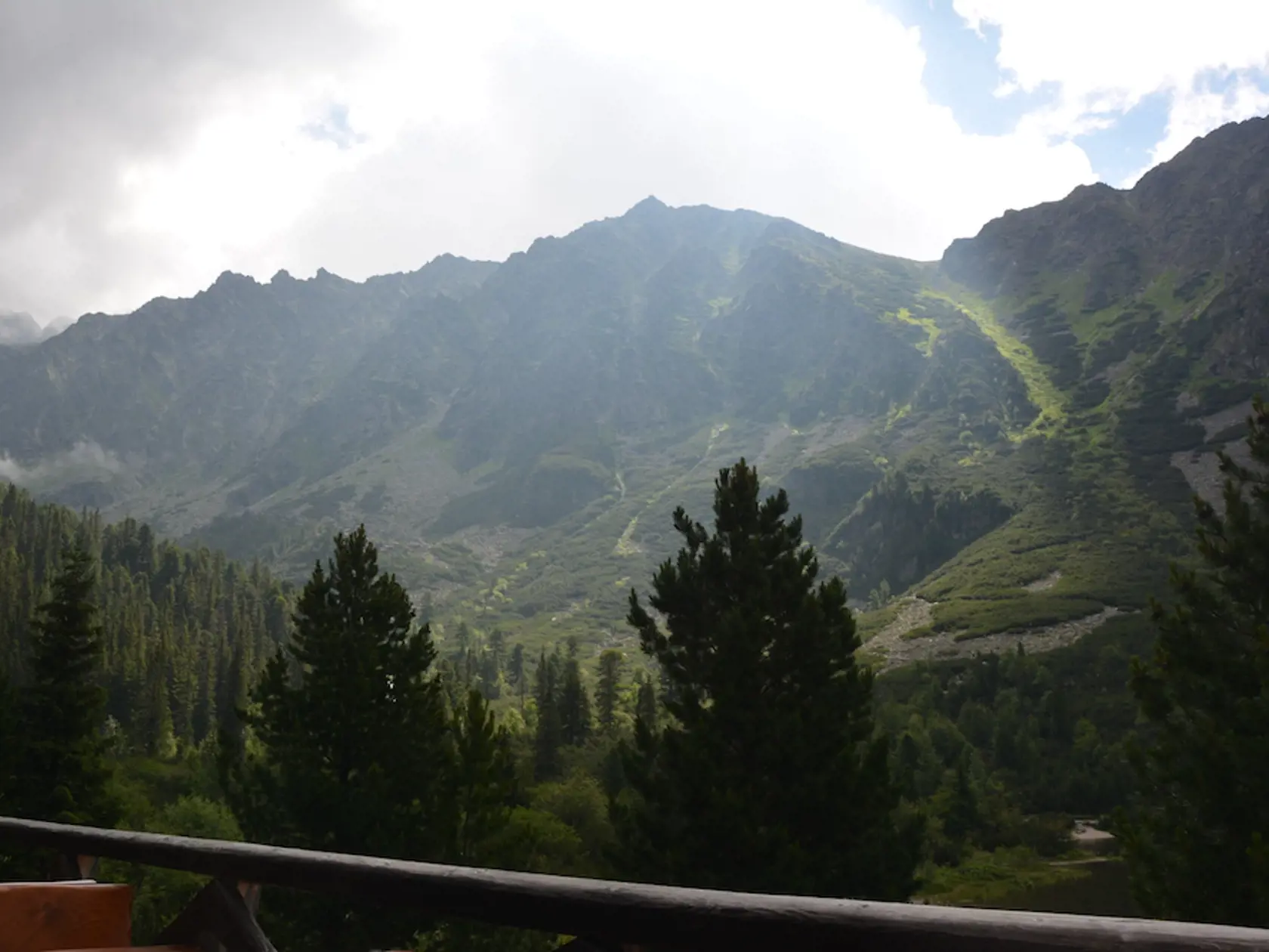 Popradské pleso. Túra k nemu trvá zo Štrbského Plesa 1,5 hodiny.