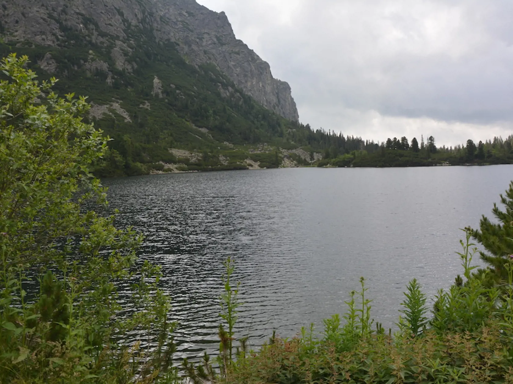Popradské pleso. Túra k nemu trvá zo Štrbského Plesa 1,5 hodiny.