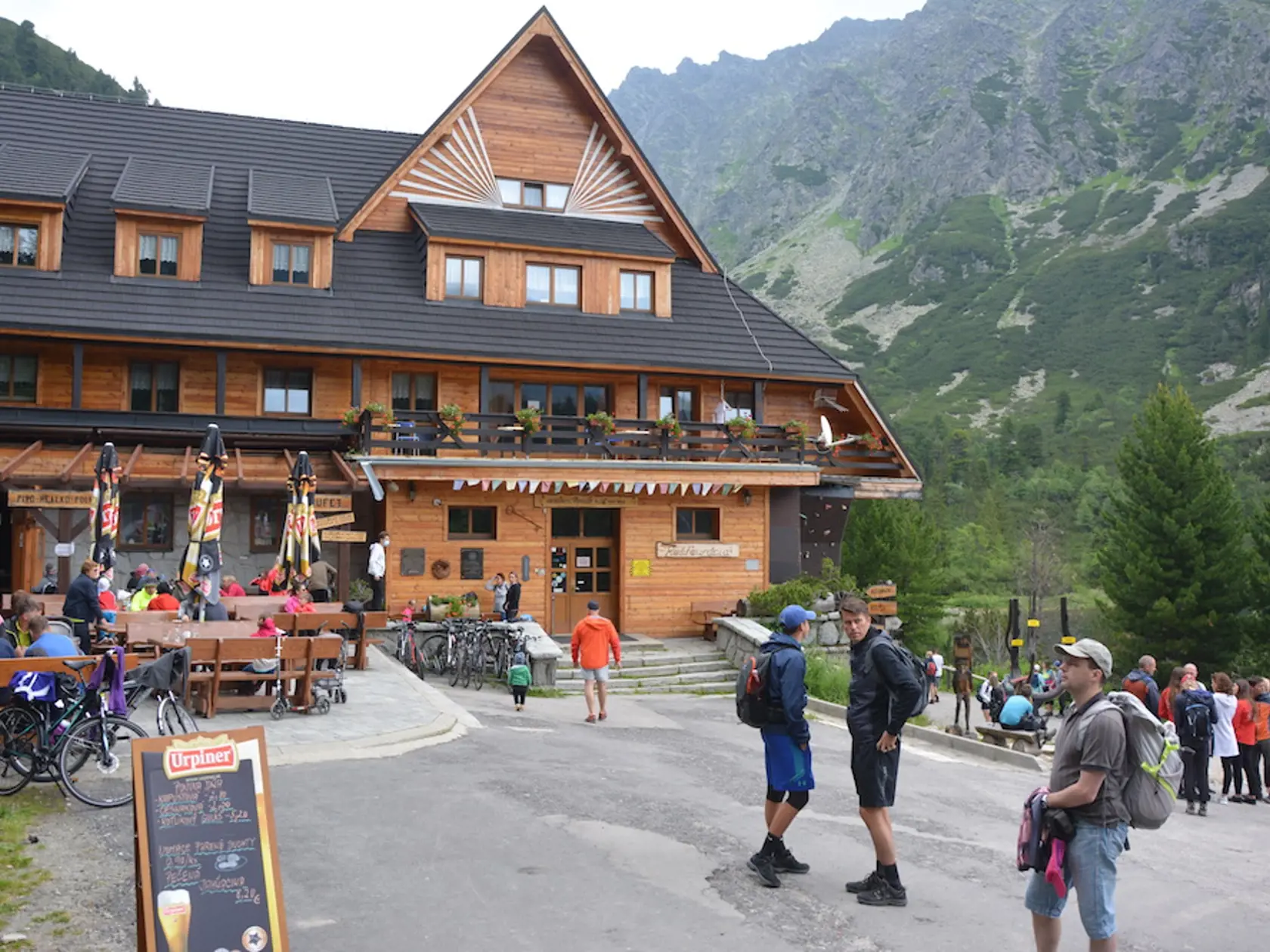 Popradské pleso. Túra k nemu trvá zo Štrbského Plesa 1,5 hodiny.