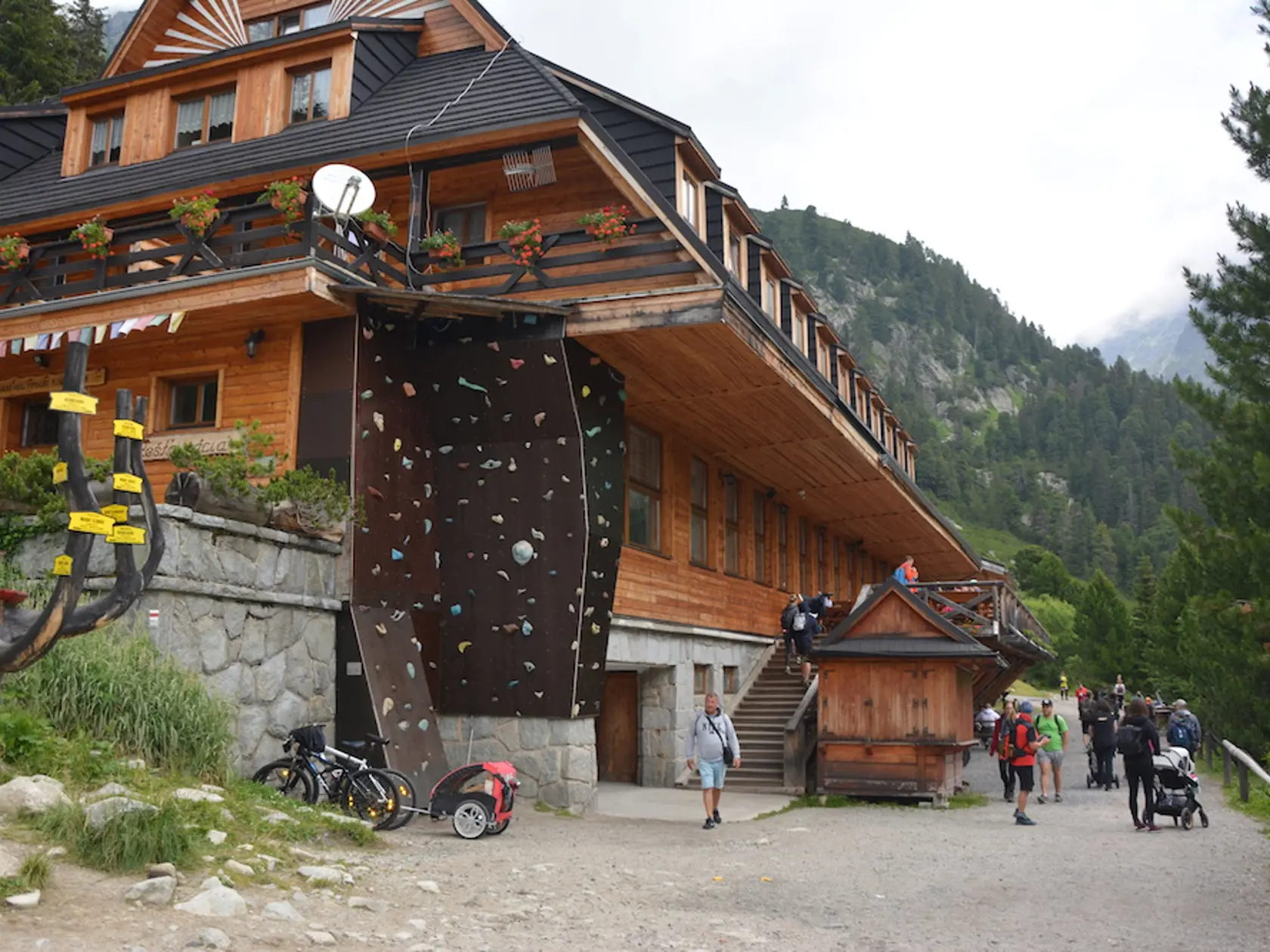 Popradské pleso. Túra k nemu trvá zo Štrbského Plesa 1,5 hodiny.