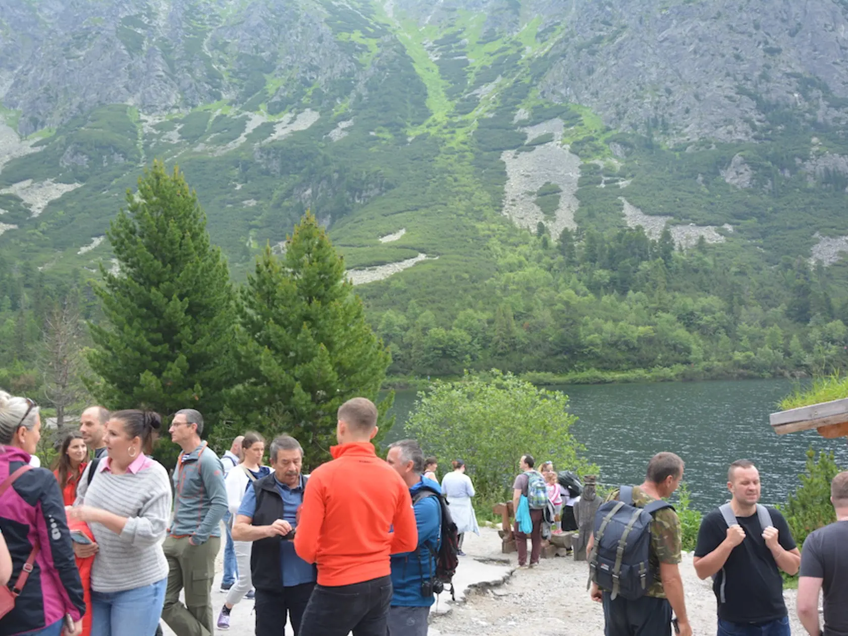 Popradské pleso. Túra k nemu trvá zo Štrbského Plesa 1,5 hodiny.