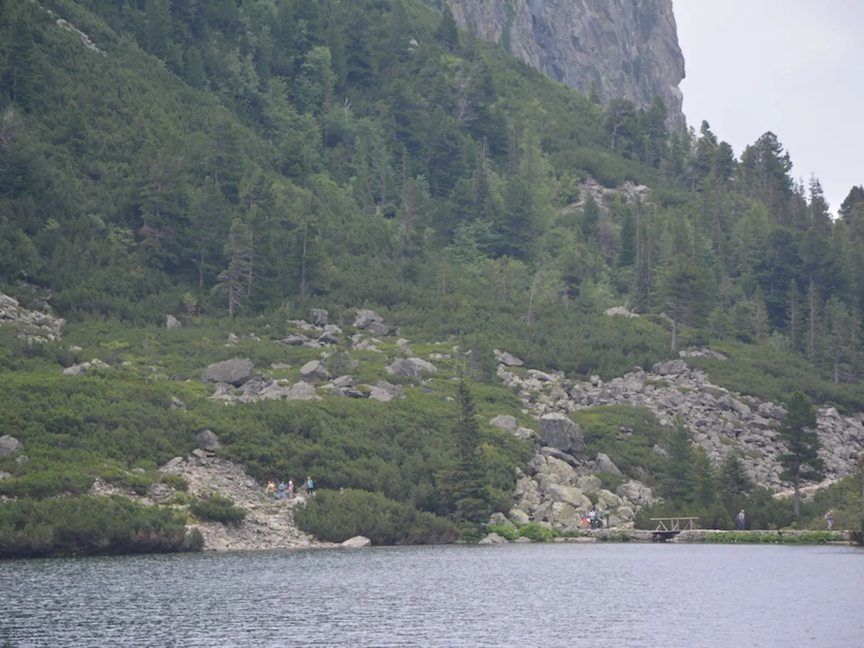 Popradské pleso. Túra k nemu trvá zo Štrbského Plesa 1,5 hodiny.