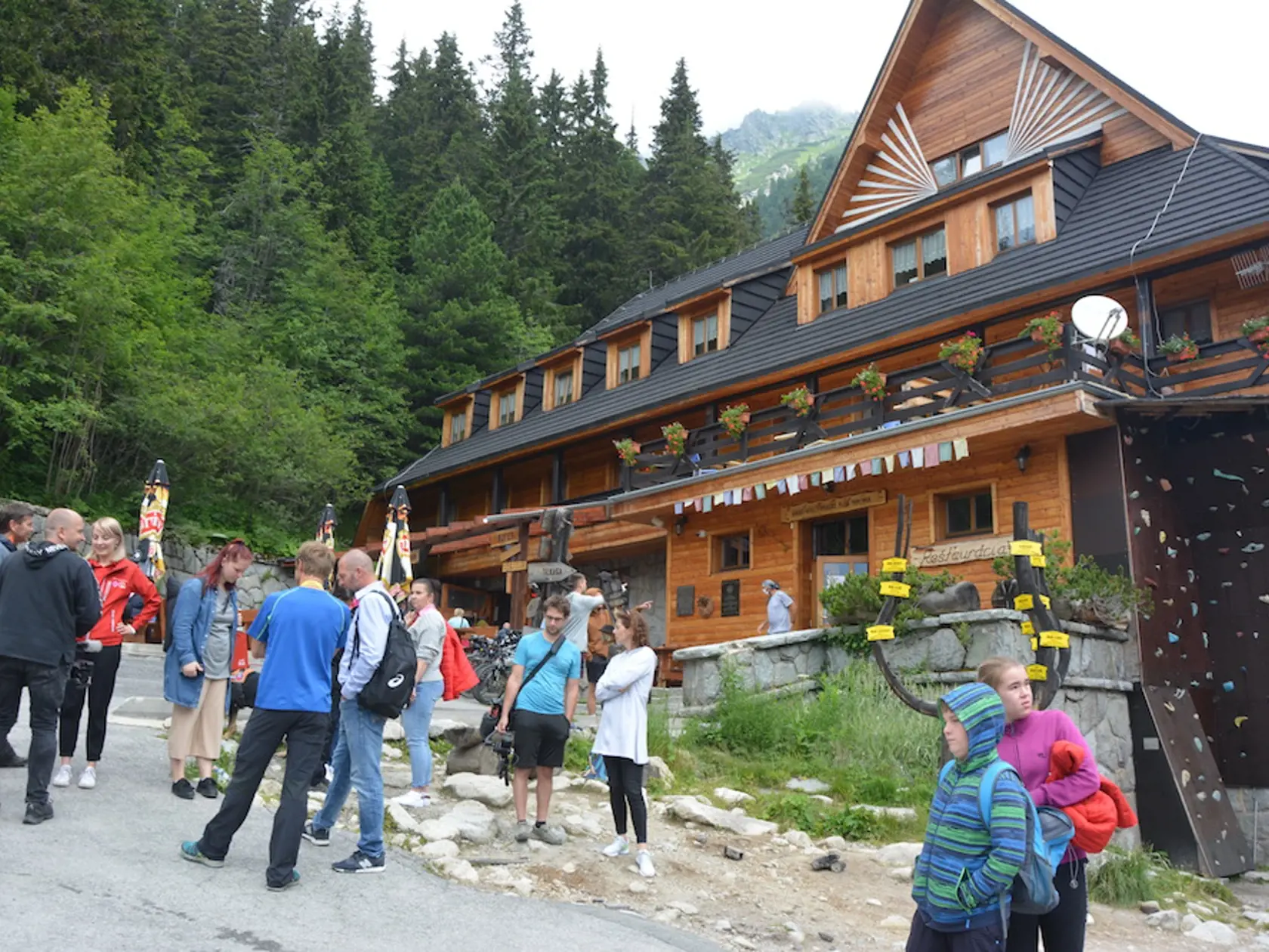 Popradské pleso. Túra k nemu trvá zo Štrbského Plesa 1,5 hodiny.