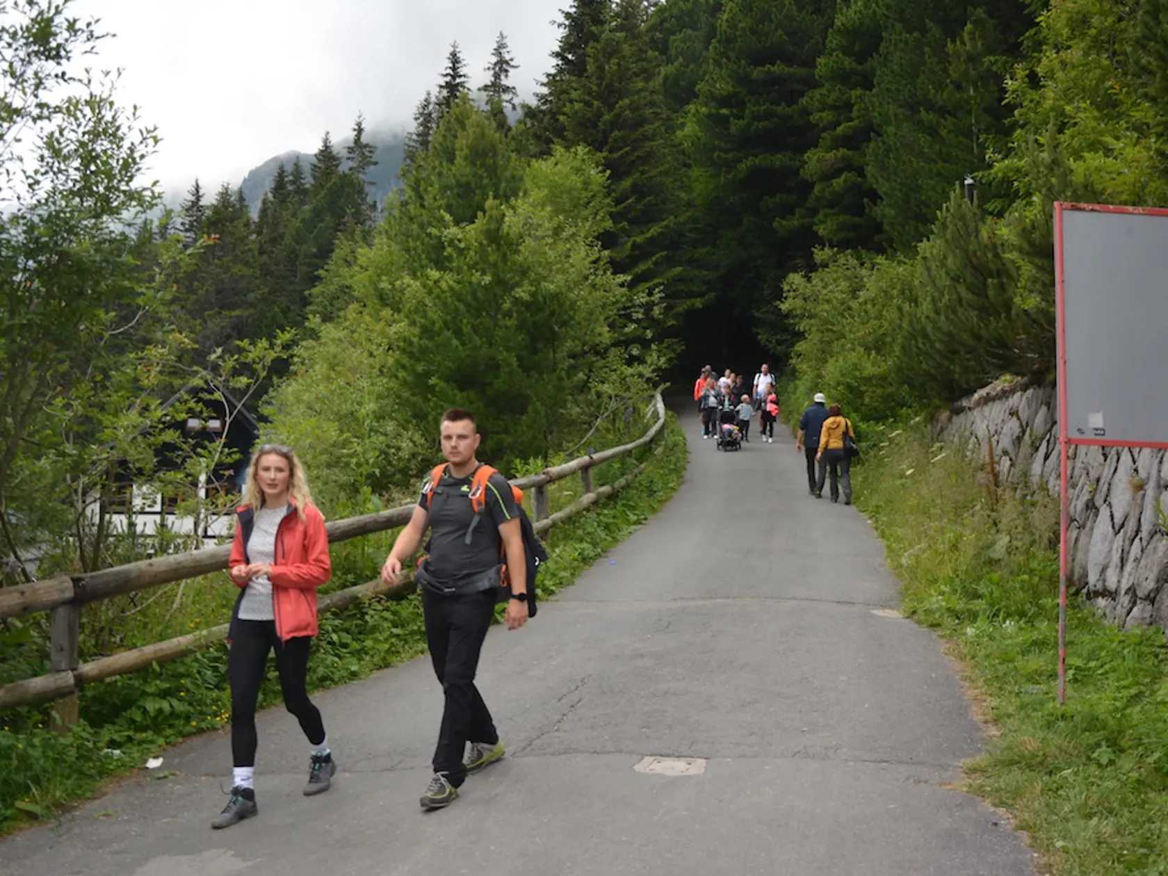 Popradské pleso. Túra k nemu trvá zo Štrbského Plesa 1,5 hodiny.