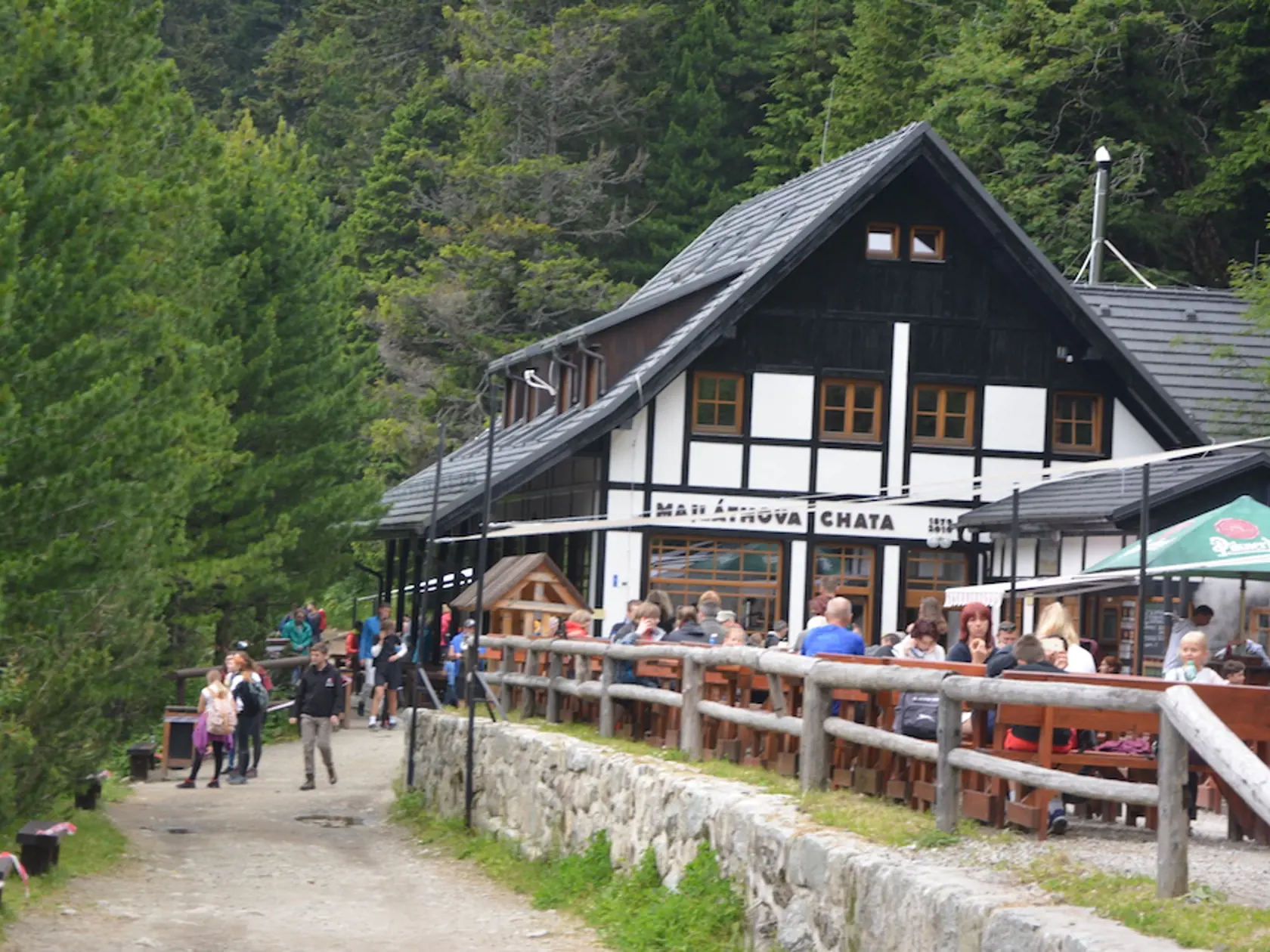 Popradské pleso. Túra k nemu trvá zo Štrbského Plesa 1,5 hodiny.