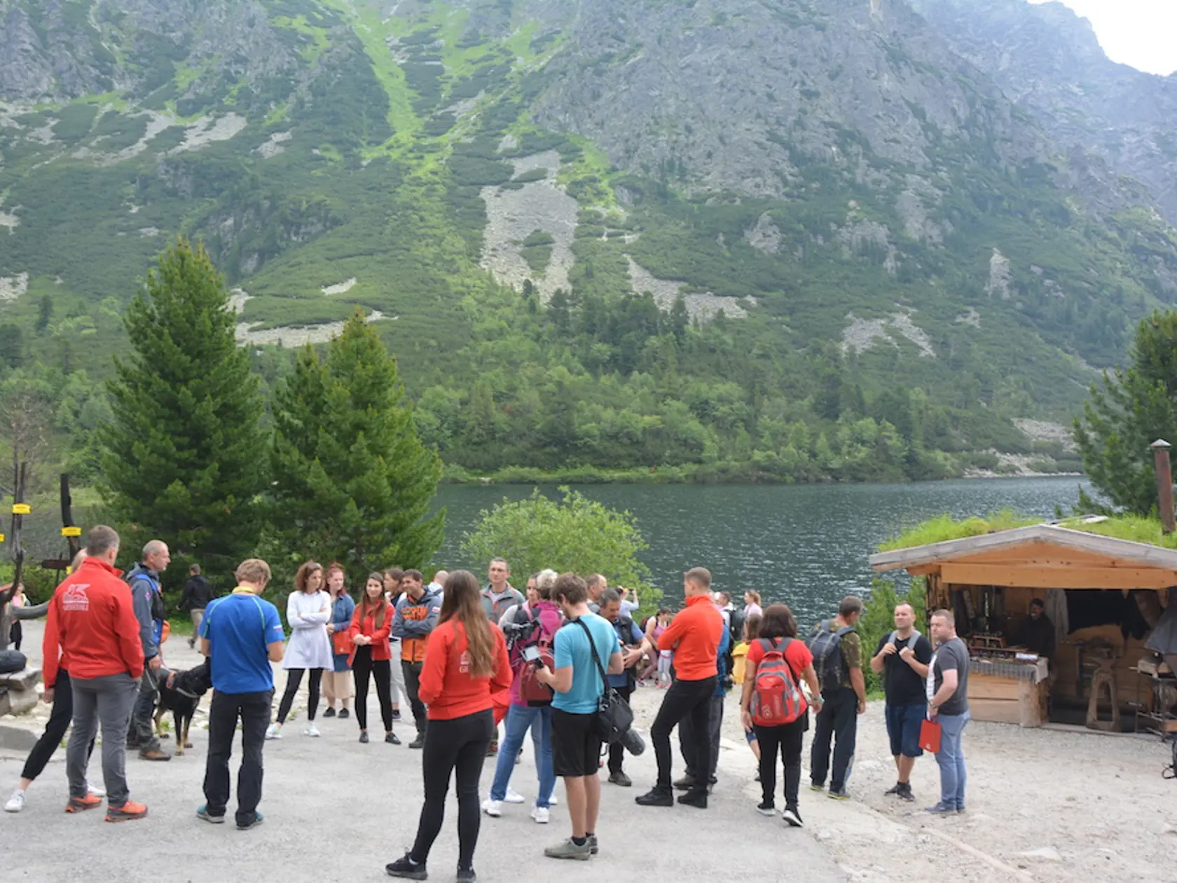 Popradské pleso. Túra k nemu trvá zo Štrbského Plesa 1,5 hodiny.