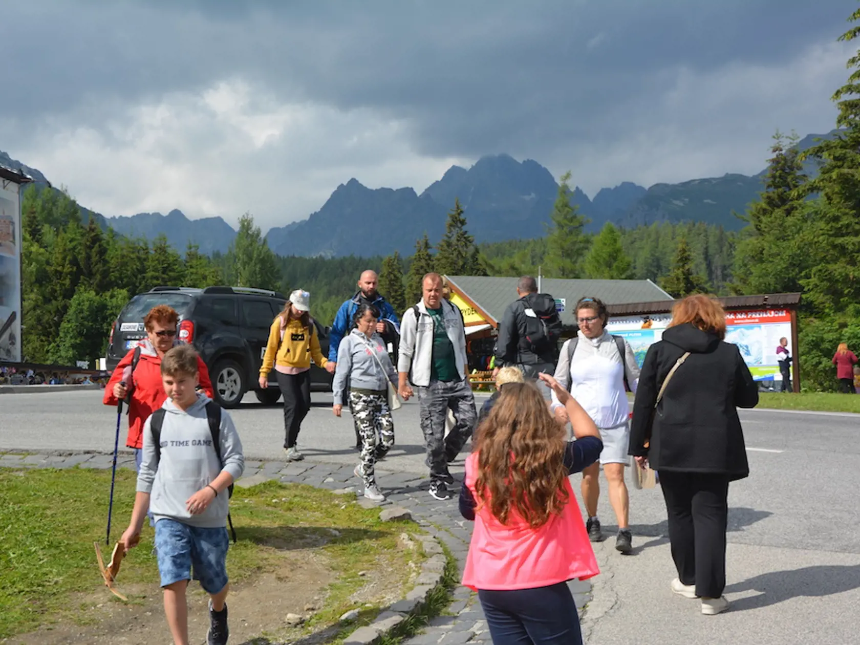 Štrbské Pleso - Vysoké Tatry sú preplnené turistami.
