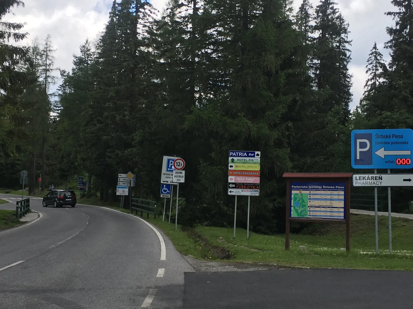 Elektronická tabuľa oznamovala v stredu, že v parkovacom dome v osade Štrbské Pleso nie je ani jedno voľné miesto.