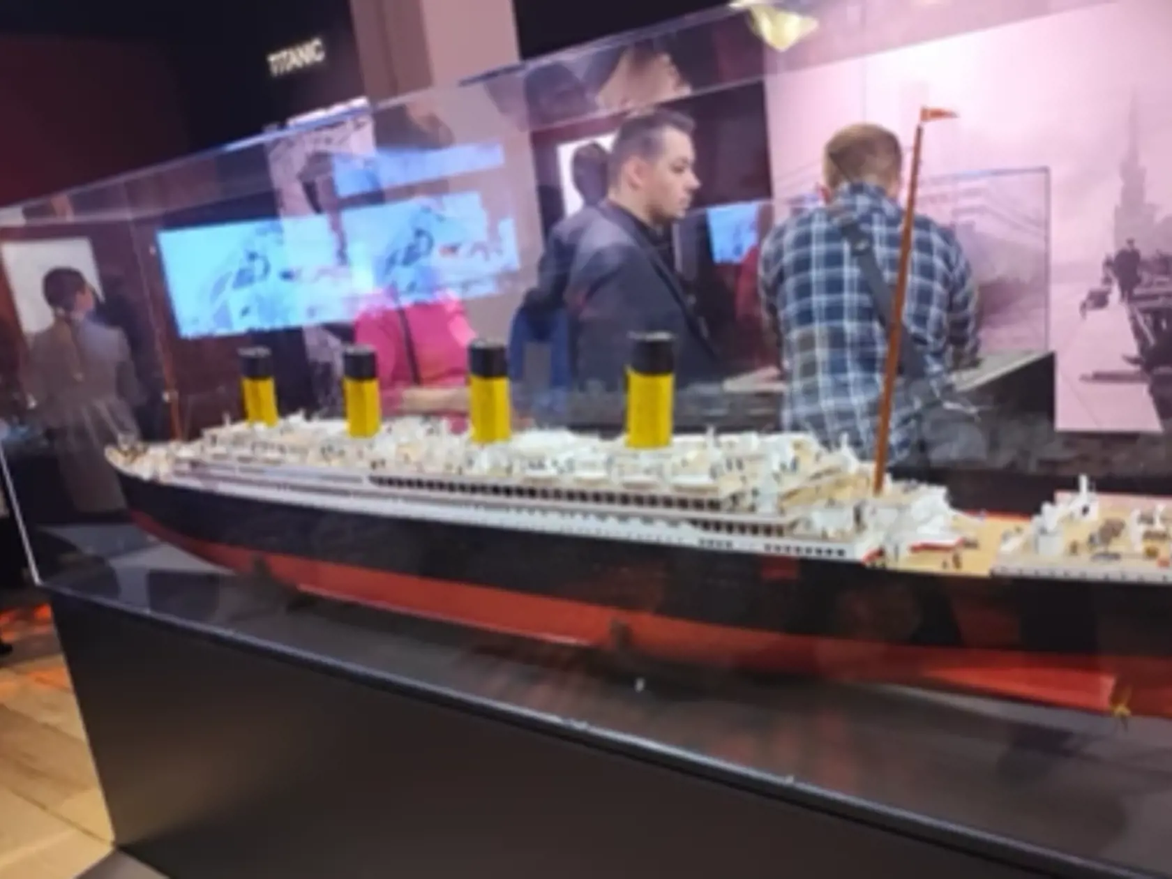 Veľkolepá výstava o parníku Titanic vzbudila vzbudila obrovský záujem verejnosti aj celebrít.