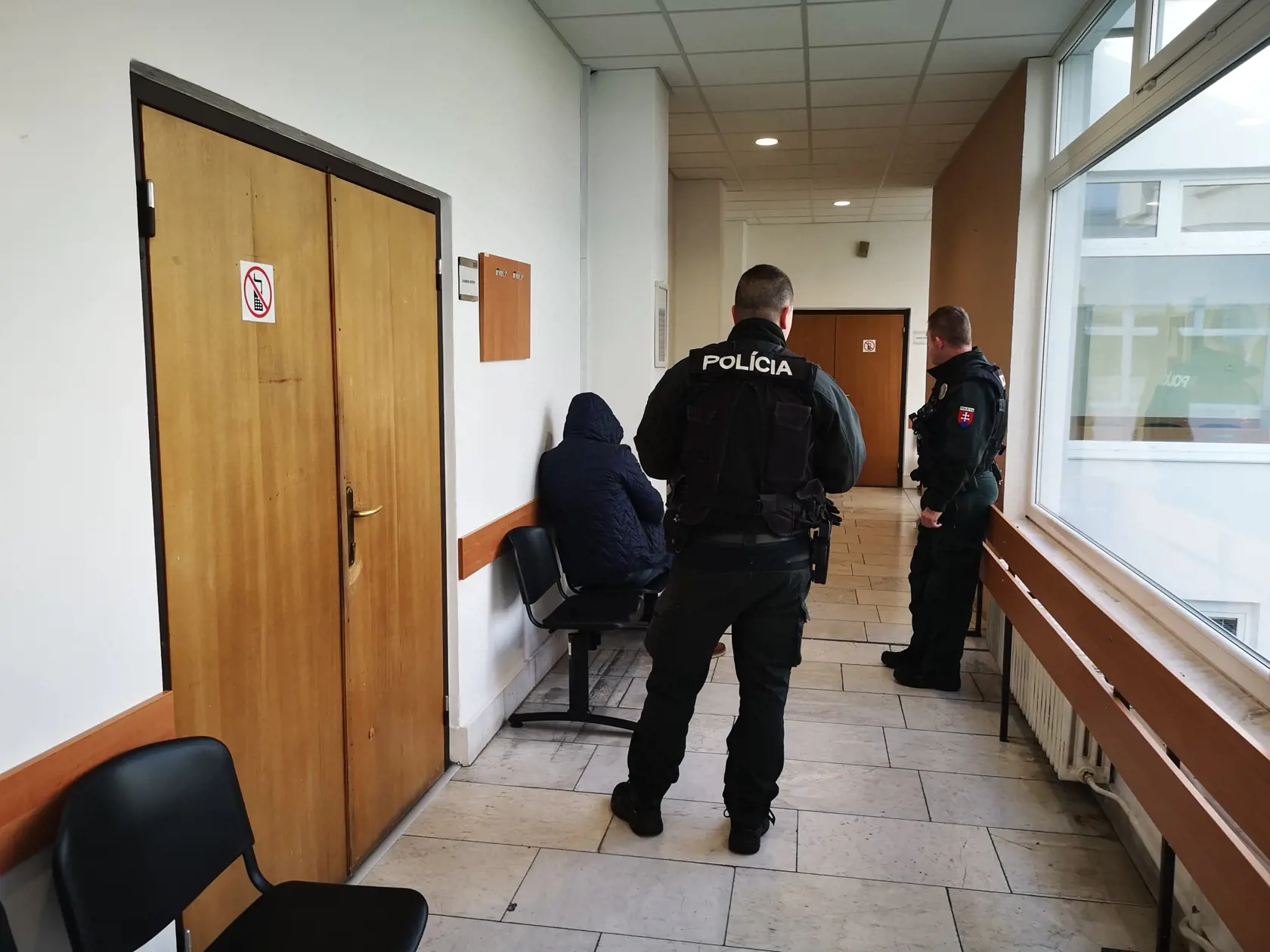 Muža, ktorého polícia viní z prenasledovania ženy, policajti zatkli a predviedli pred sudcu.