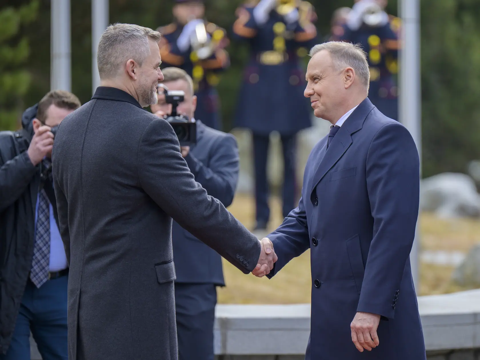 Na snímke zľava slovenský prezident Peter Pellegrini víta poľského prezidenta Andrzeja Dudu počas jeho rozlúčkovej návštevy na Slovensku na Štrbskom Plese v utorok 1. apríla 2025. FOTO TASR - Veronika Mihaliková
