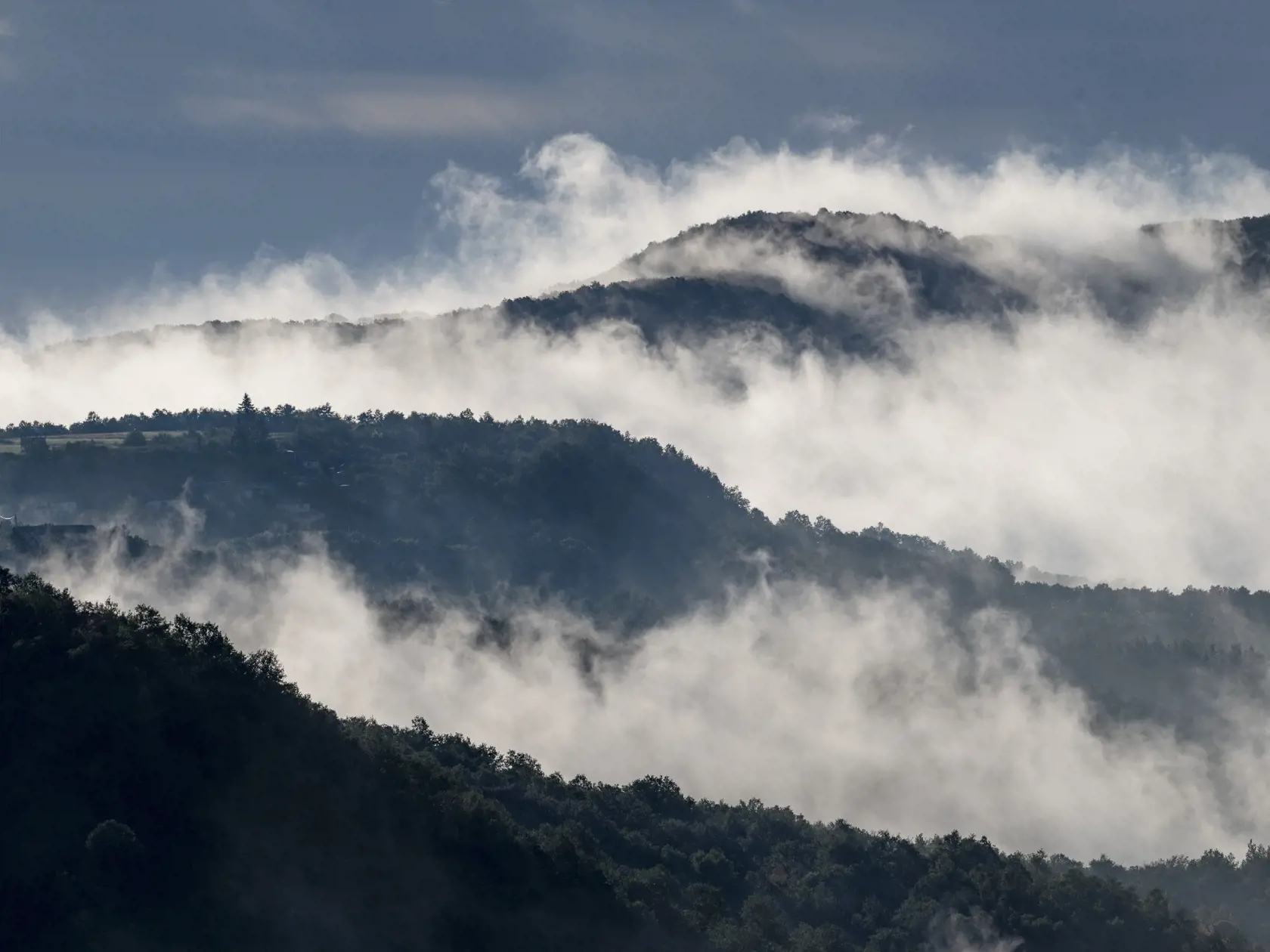 KK35 Salgótarján - Na snímke hmla nad krajinou v jesennom ráne neďaleko maďarského mesta Salgótarján 28. septembra 2022. FOTO TASR/AP
Mist lingers above the landscape near Salgotarjan, northern Hungary, Wednesday, Sept. 28, 2022. (Peter Komka/MTI via AP)