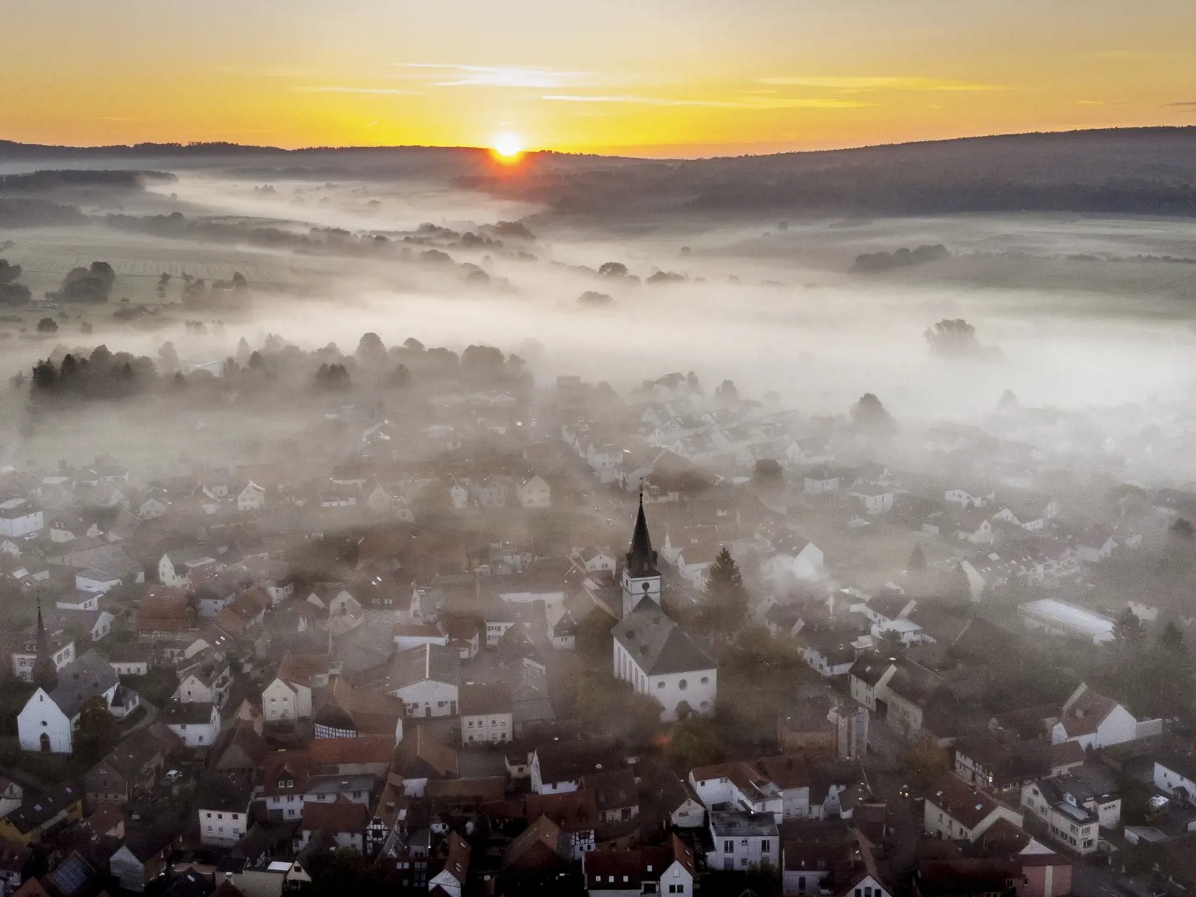 KK27 Wehrtheim - Na snímke jesenná hmla počas východu slnka vo Wehrheime pri Frankfurte v Nemecku 30. septembra 2022. FOTO TASR/AP
Fog lies over the city of Wehrheim near Frankfurt, Germany, as the sun rises on Friday, Sept. 30, 2022. (AP Photo/Michael Probst)