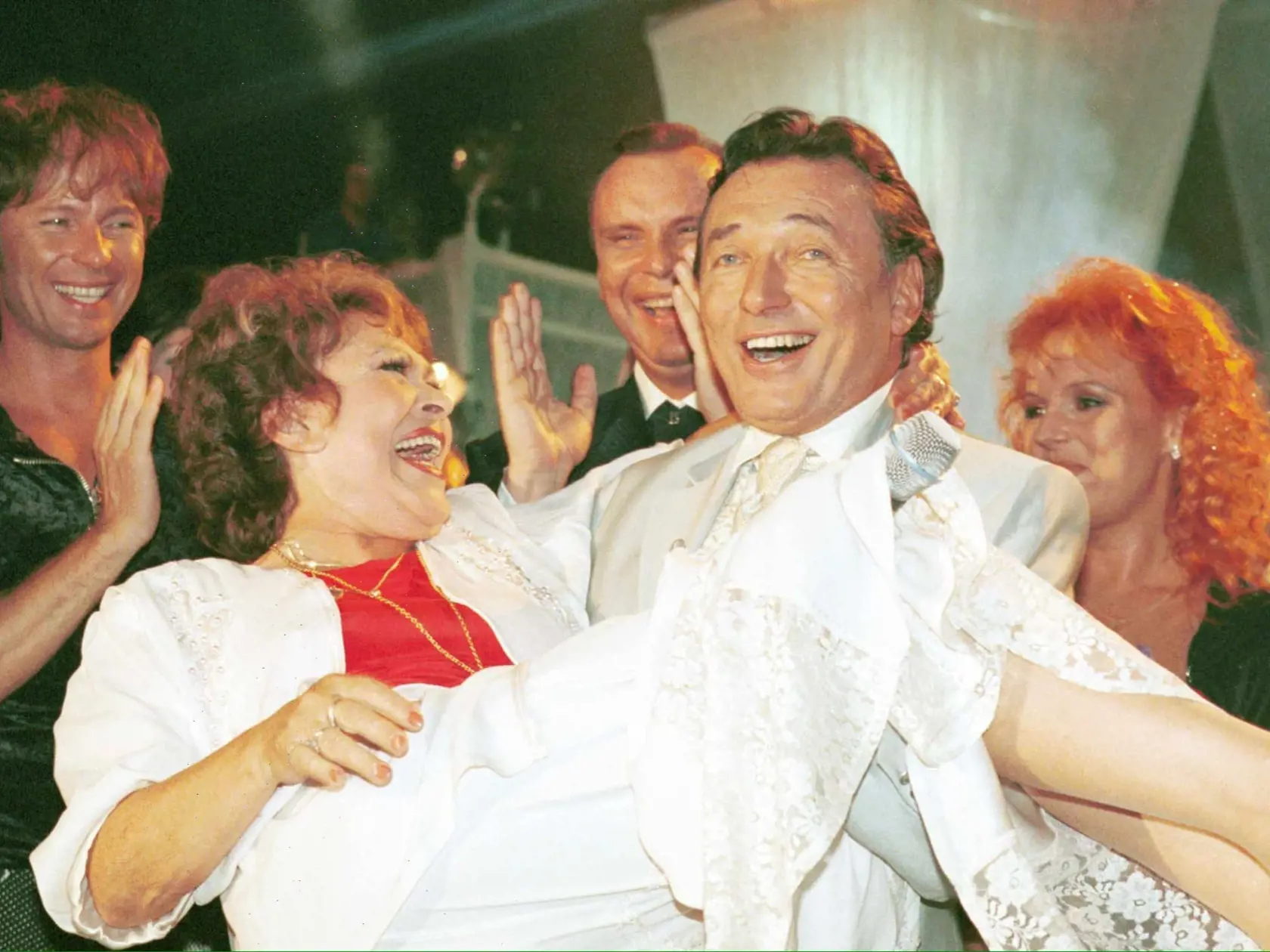 Takto vzal Jiřinu Bohdalovú do náručia Karel Gott, keď oslavoval šesťdesiatku.