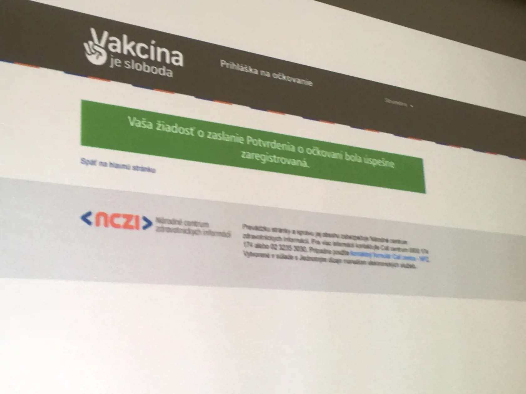 Keď systém vašu žiadosť spracuje, na e-mail vám príde PDF s potvrdením o očkovaní, ktoré si môžete stiahnuť a vytlačiť.