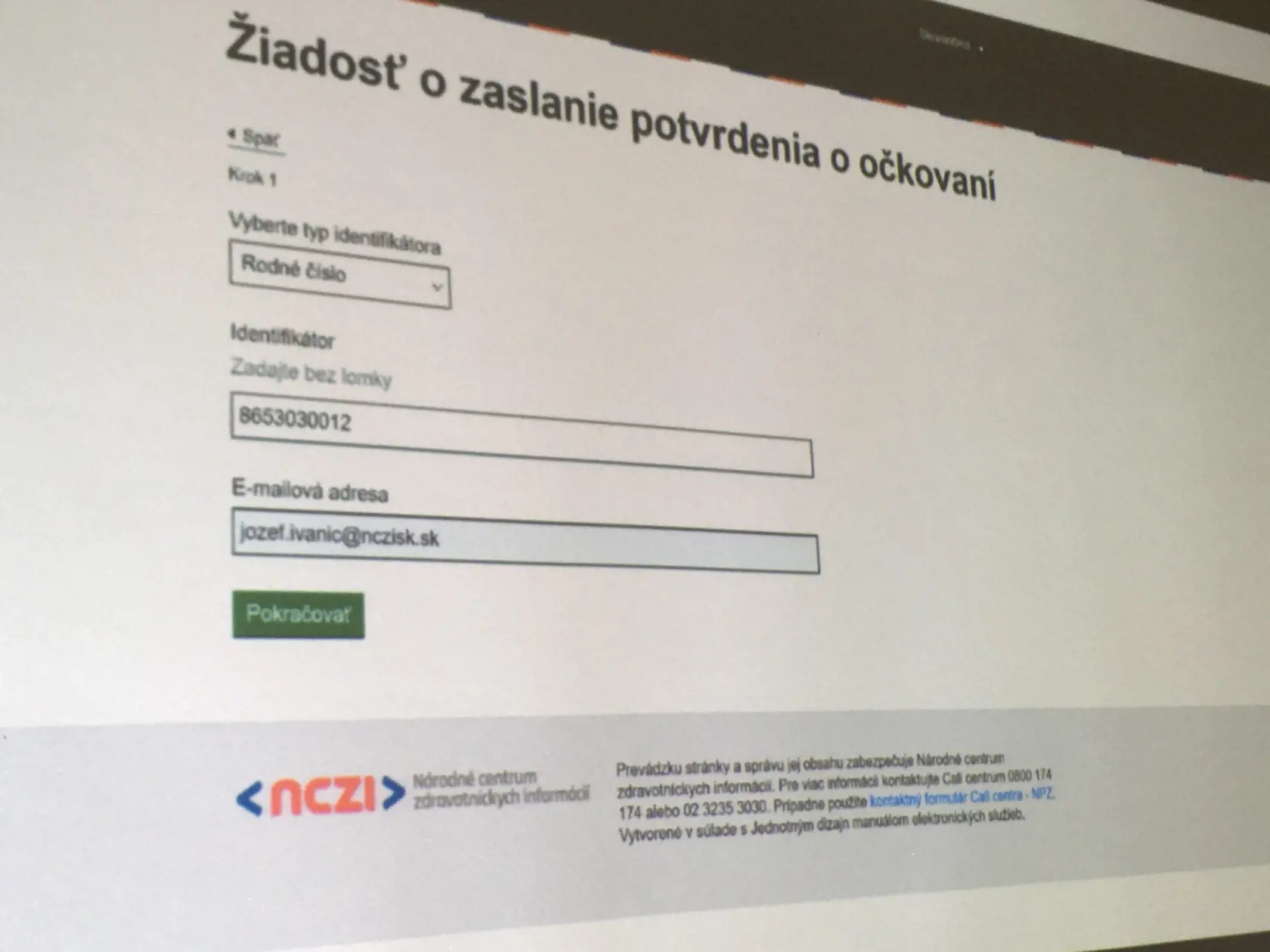 Na stránke korona.gov.sk kliknite na Žiadosť o zaslanie potvrdenia o očkovaní.