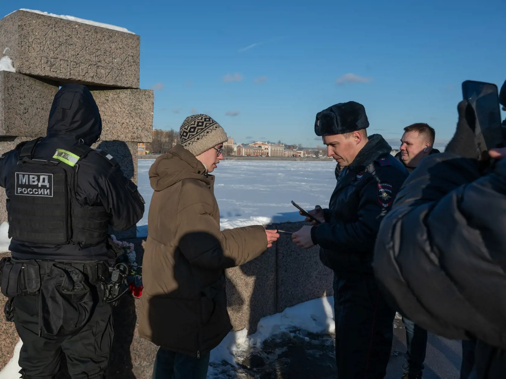 Rusi si uctili prvé výročie smrti Alexeja Navaľného. Sledovala ich pritom polícia, niektorí skončili v putách.
