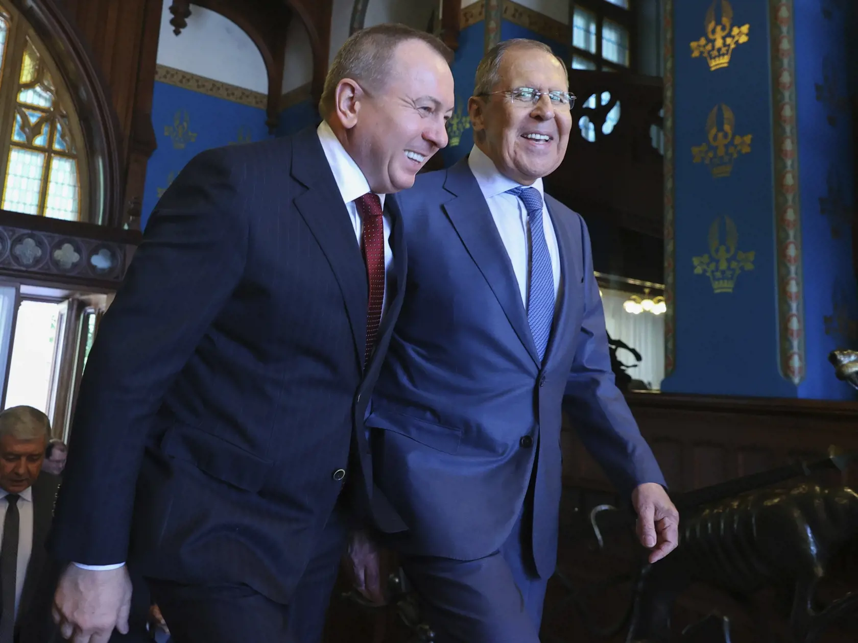 Ruský šéf diplomacie Sergej Lavrov (vpravo) a bieloruský minister zahraničných vecí Uladzimir Makej sa usmievajú počas stretnutia v Moskve v piatok 18. júna 2021.