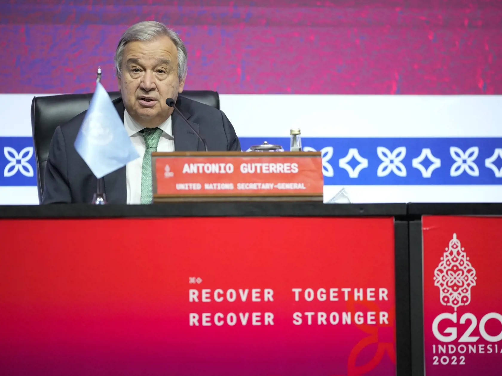 Generálny tajomník Organizácie Spojených národov António Guterres hovorí pred summitom skupiny G20 na indonézskom ostrove Bali 14. novembra 2022. Predĺženie dohody o vývoze obilnín z ukrajinských čiernomorských prístavov je kľúčové pre svetovú potravinovú bezpečnosť. V pondelok to uviedol generálny tajomník Organizácie Spojených národov António Guterres niekoľko dní pred vypršaním platnosti predmetnej dohody.