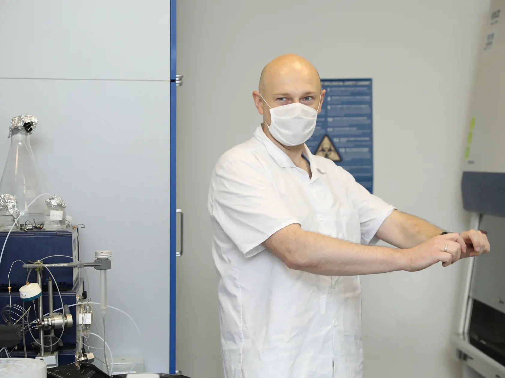 Na fotkách je Virológ RNDr.Boris Klempa, DrSc. Je vedúci oddelenia ekológie vírusov vo Virologickom ústave Biomedicínskeho centra SAV.