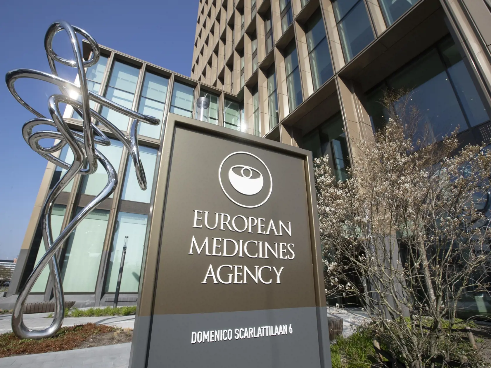 KK7 archív Amsterdam - Na archívnej snímke z 20. apríla 2021 exteriér budovy európskej agentúry pre lieky (EMA) v Amsterdame. Výbor Európskej liekovej agentúry (EMA) pre lieky na humánne použitie v pondelok 20. decembra 2021 odporučil podmienečnú registráciu proticovidovej vakcíny Nuvaxovid od spoločnosti Novavax. Informovala o tom EMA na svojej webovej stránke. FOTO TASR/AP 

FILE - An exterior view of the European Medicines Agency, EMA, in Amsterdam's business district, Netherlands, on April 2