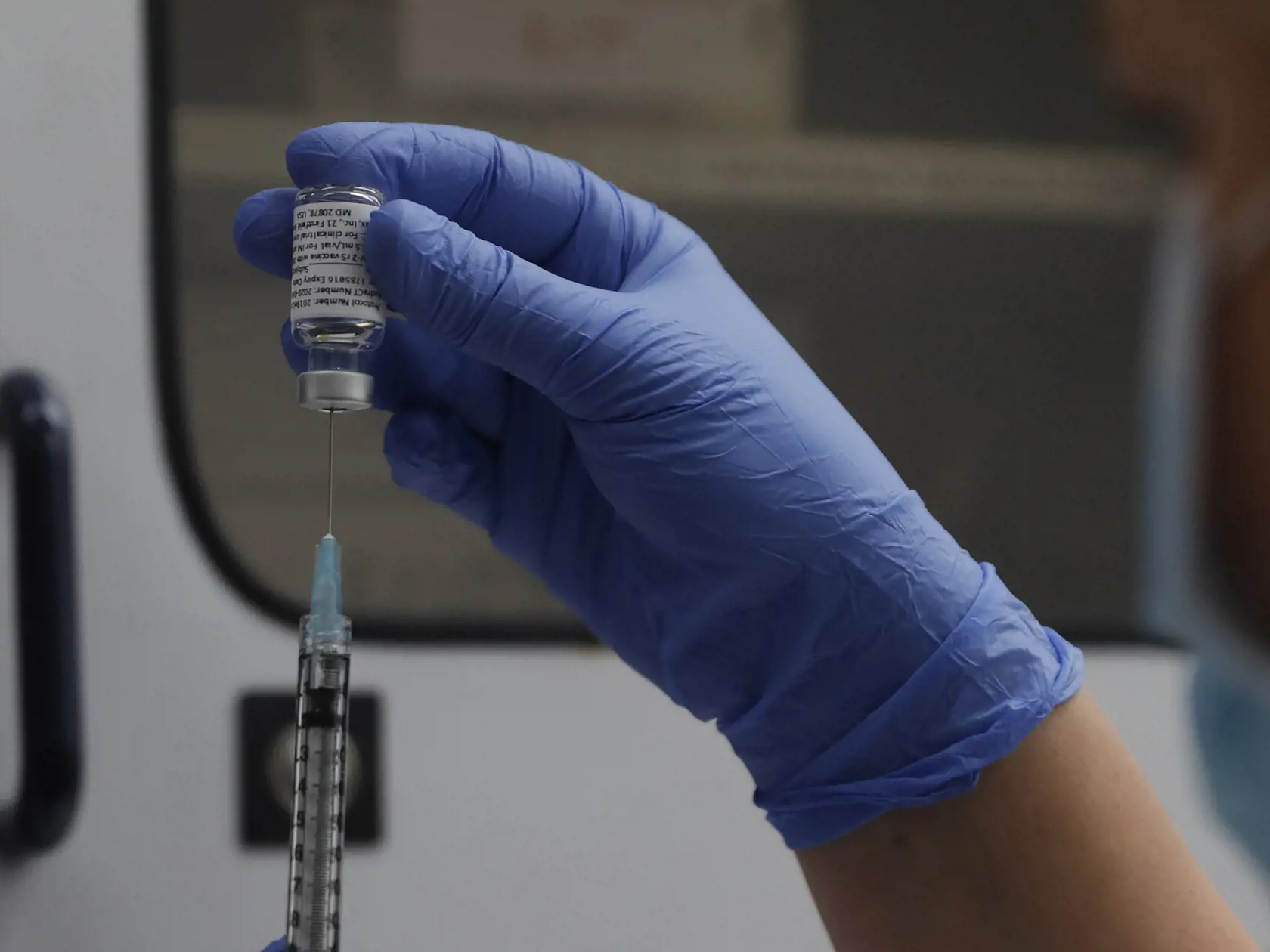 WA 2 archív Londýn - Vedec naťahuje injekčnou striekačkou z ampulky vakcínu proti ochoreniu COVID-19 od americkej farmaceutickej spoločnosti Novavax počas tretej fázy klinických testov v Londýne. Spoločnosť Novavax vo štvrtok 28. januára 2021 oznámila, že ňou vyvinutá vakcína proti ochoreniu COVID-19 preukázala v tretej fáze klinických testov v Británii účinnosť na úrovni 89,3 percenta. Účinnosť vakcíny proti juhoafrickému variantu koronavírusu SARS-CoV-2 je však podľa výsledkov skúšok nižšia. S