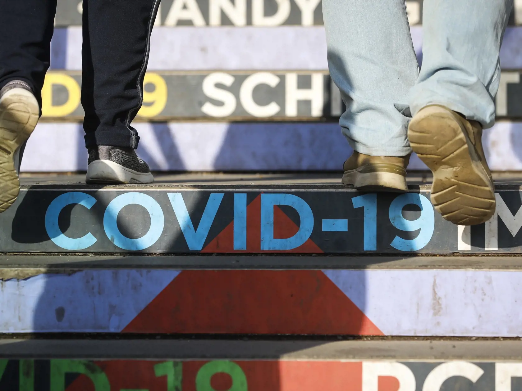 WA 2 Viedeň - Ľudia kráčajú po schodoch s nápisom COVID-19 vo Viedni v piatok 4. februára 2022. V piatok vstpúpil do platnosti zákon o povinnom očkovaní po podpise prezidenta Alexandra Van der Bellena. Všeobecnú očkovaciu povinnosť Rakúsko schválilo ako prvá krajina v rámci Európskej únie. Vzťahovať sa bude na všetkých dospelých obyvateľov krajiny. Výnimku budú mať tehotné ženy a všetci, ktorí nemôžu byť očkovaní zo zdravotných dôvodov. Od polovice marca začne polícia pri bežných kontrolách skúm