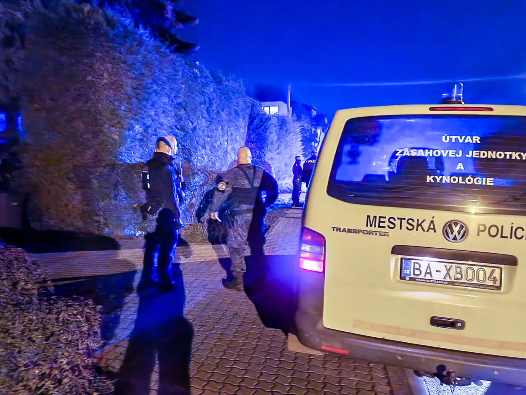 Tri mŕtve osoby našli v sobotu okoloidúci pri cyklochodníku v parku na ulici K Sedlišti v pražskej štvrti Čakovice. (Ilustračné foto)